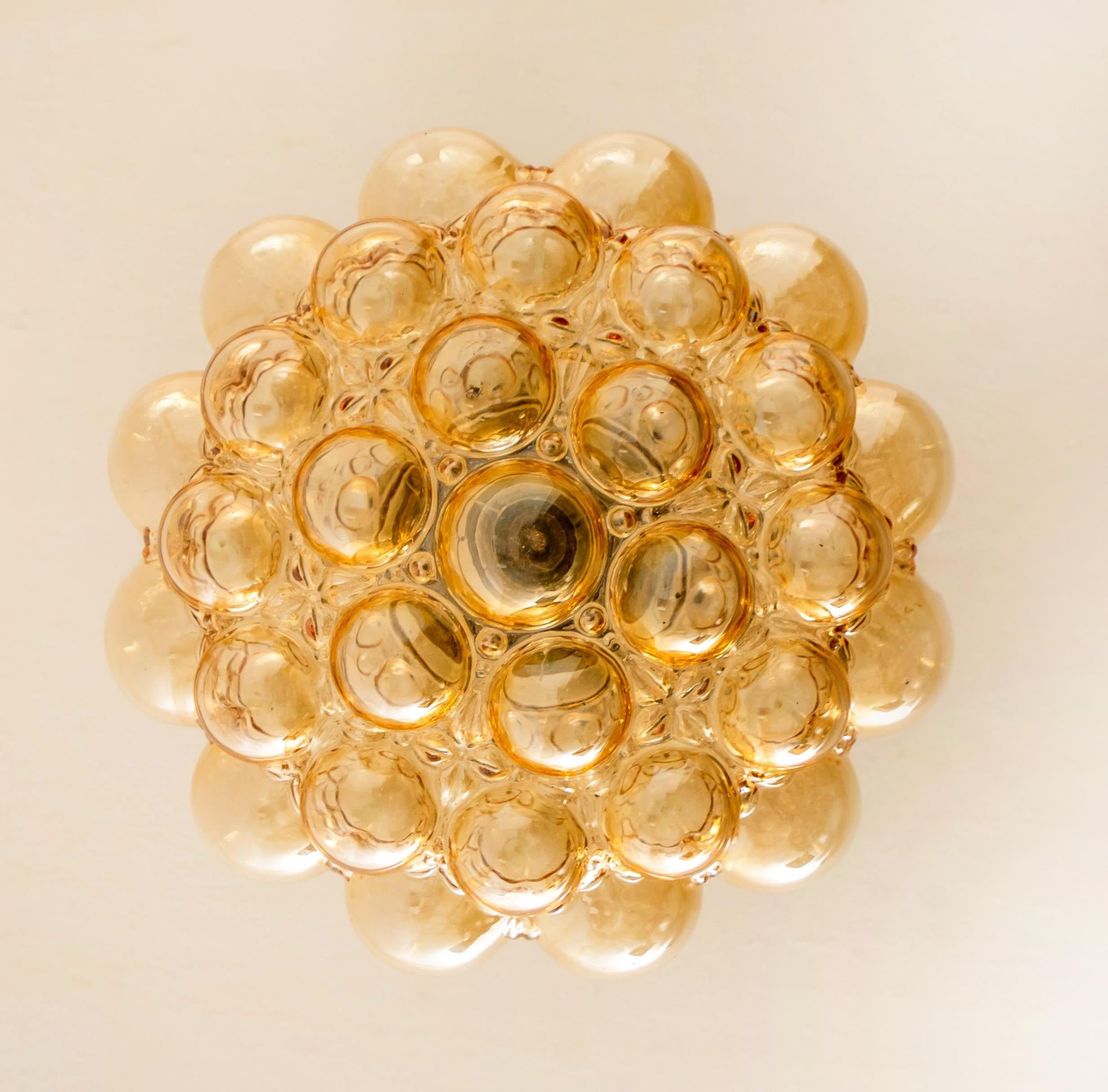 1 des 3 lampes à suspension en verre bullé ambré d'Helena Tynell, 1960 2