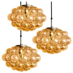 1 delle 3 lampade a sospensione in vetro a bolle d'ambra di Helena Tynell, 1960