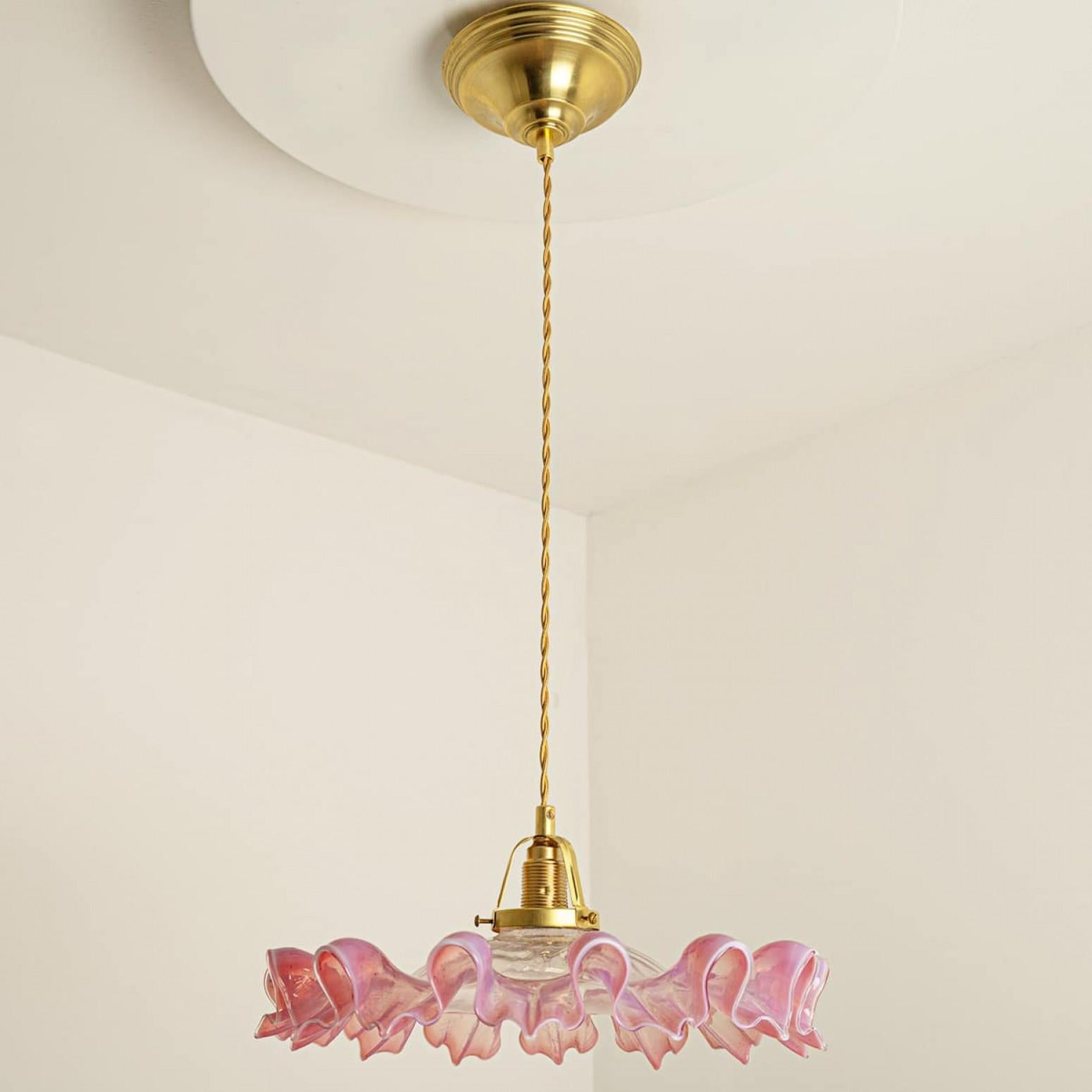 1 des 3 Pendentifs Art Déco en verre soufflé à la bouche de Murano rose blanc, 1940 en vente 2