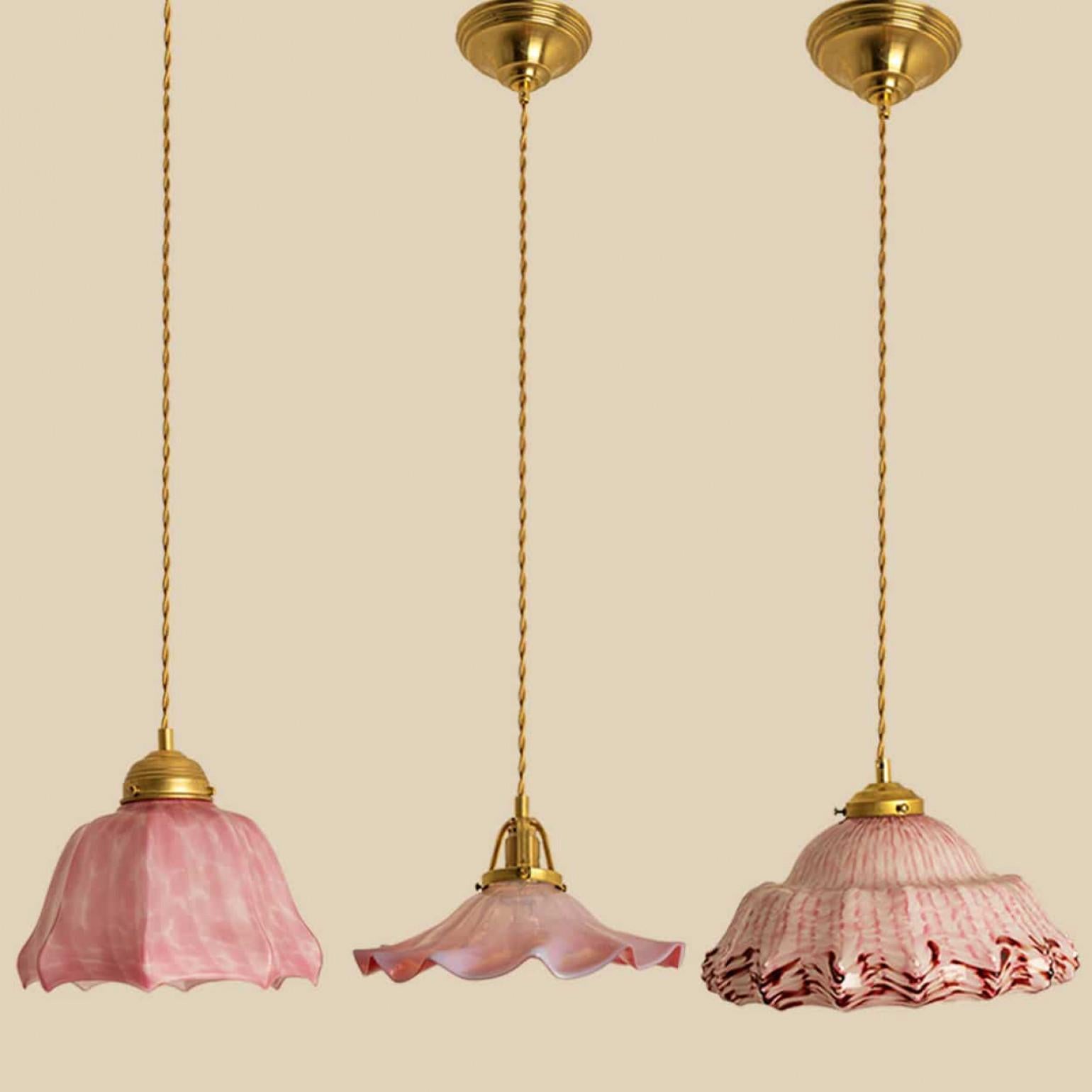 Art déco 1 des 3 Pendentifs Art Déco en verre soufflé à la bouche de Murano rose blanc, 1940 en vente