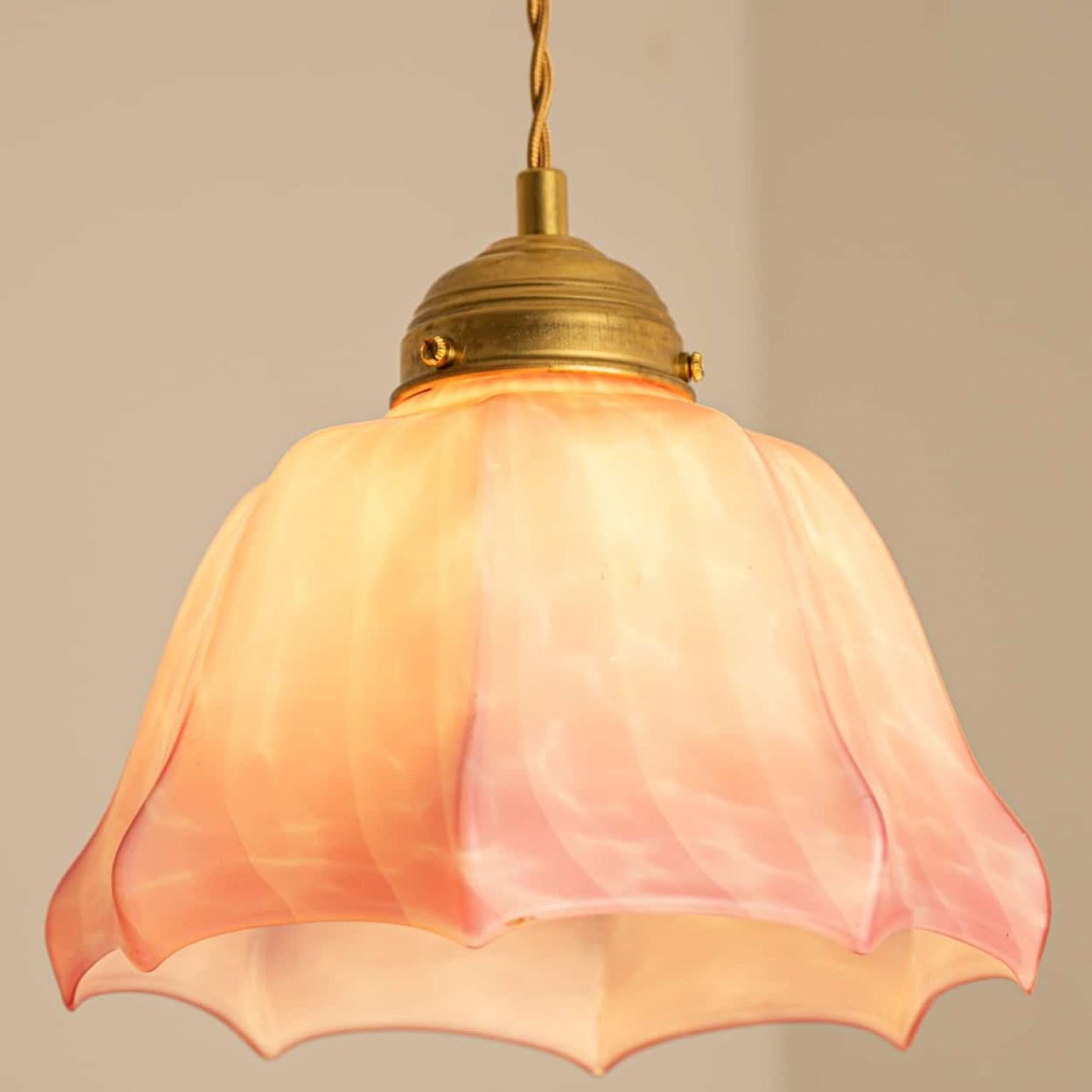 1 des 3 Pendentifs Art Déco en verre soufflé à la bouche de Murano rose blanc, 1940 Bon état - En vente à Rijssen, NL