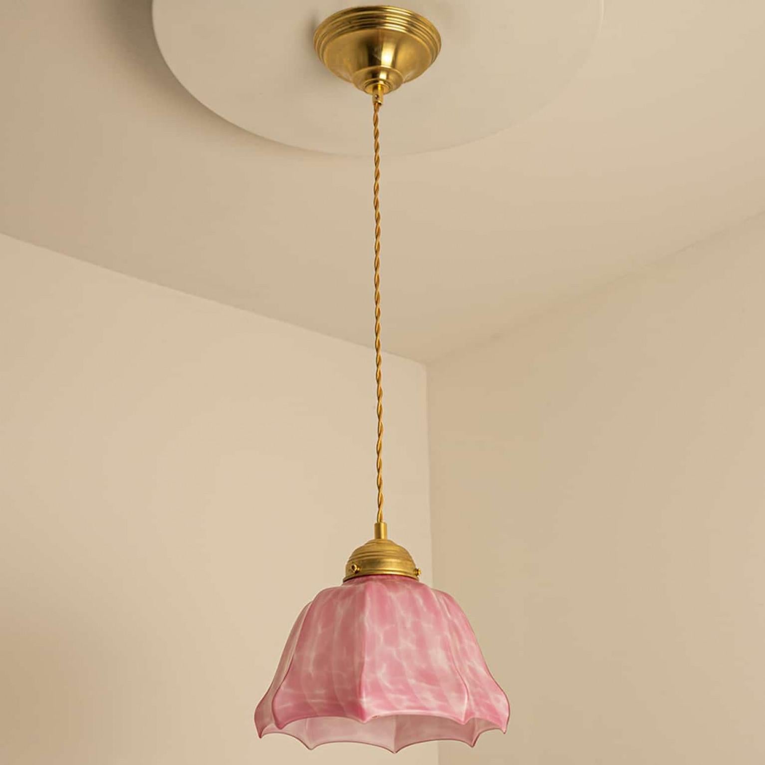 Milieu du XXe siècle 1 des 3 Pendentifs Art Déco en verre soufflé à la bouche de Murano rose blanc, 1940 en vente