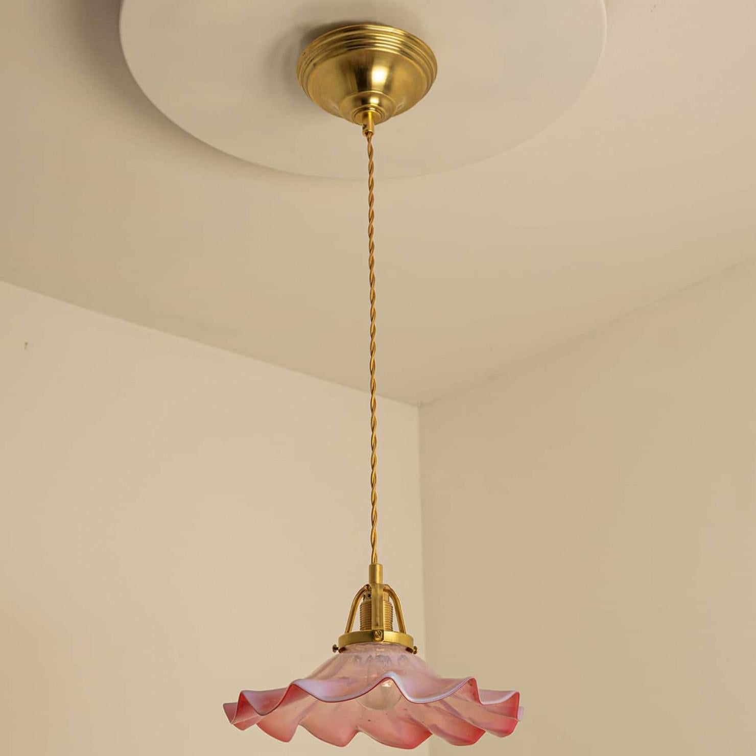 Verre d'art 1 des 3 Pendentifs Art Déco en verre soufflé à la bouche de Murano rose blanc, 1940 en vente