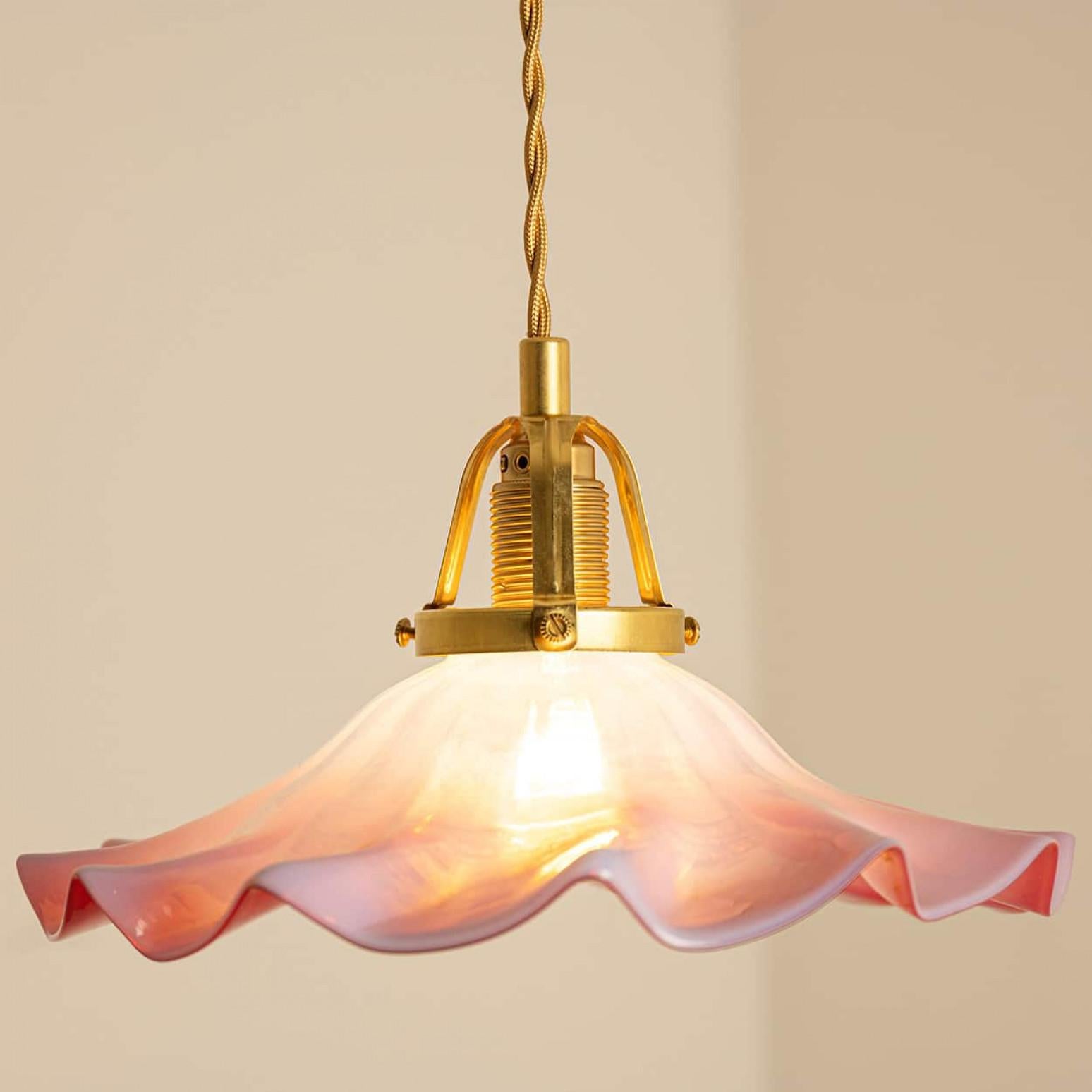 1 des 3 Pendentifs Art Déco en verre soufflé à la bouche de Murano rose blanc, 1940 en vente 1