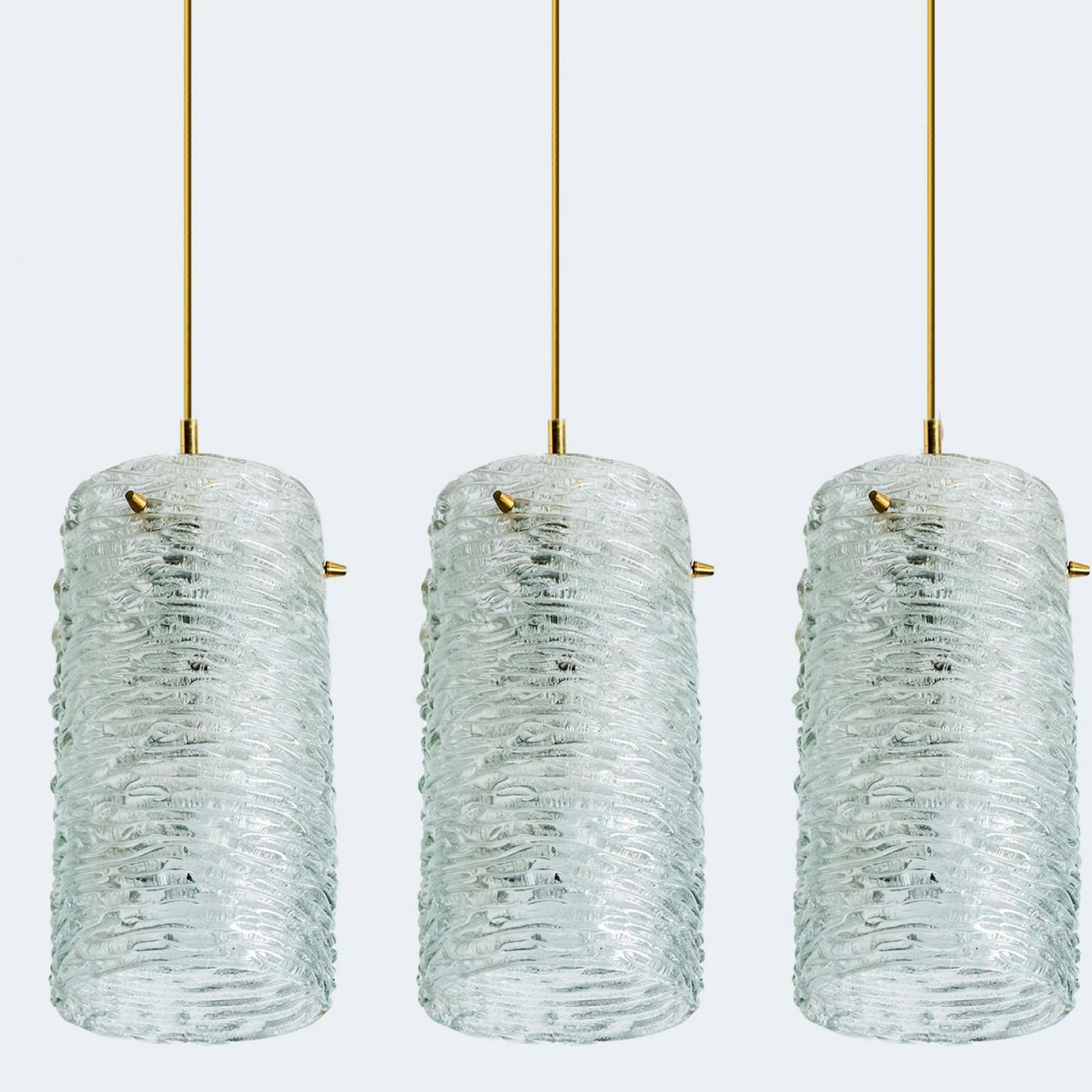 Bellissimo pendente vintage in ottone e cristallo di Carl Fagerlund per Orrefors, prodotto in Svezia nel 1960. Il vetro strutturato dona una splendida luminosità.

Dimensioni:
Diametro: 5,9