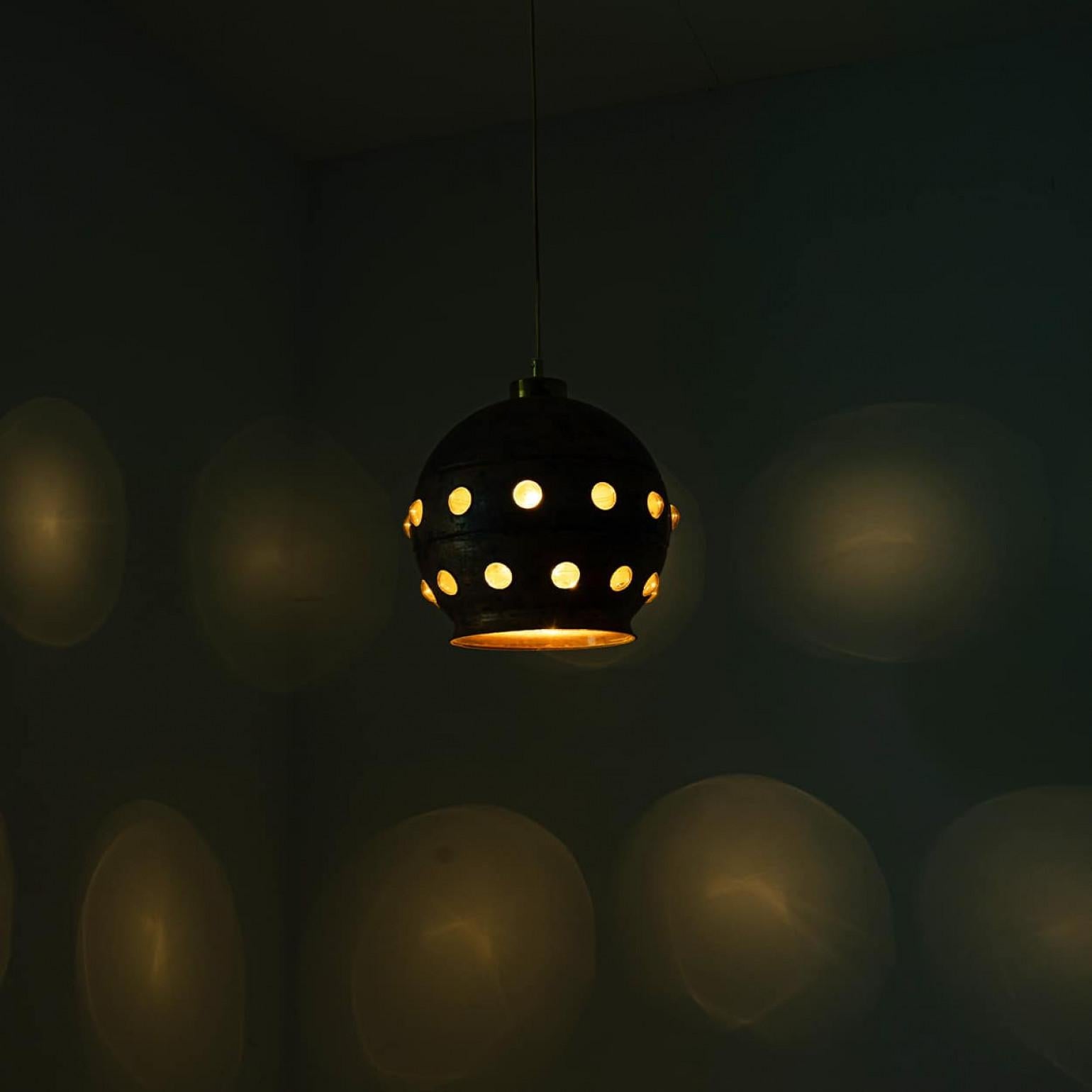 1 of the 3 Brutalist Copper Pendant Lamp in the style of Nanny Still, 1970 en vente 3
