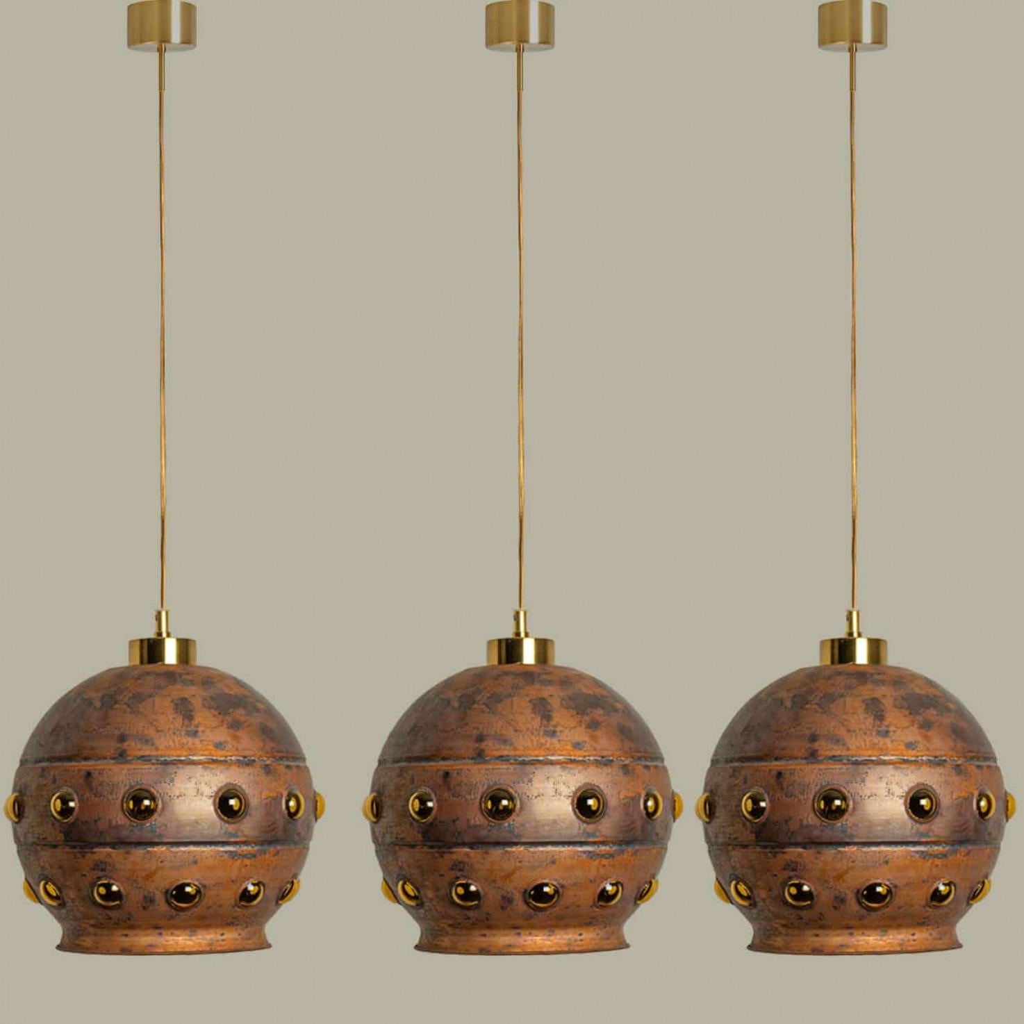 1 of the 3 brutalist pendant in the style of Nanny Still McKinney, Netherlands 1970s.

This acid-treated copper pendant creates a stunning illumination. A real statement piece.

Cleaned, well-wired and ready to use. The pendant needs one E27