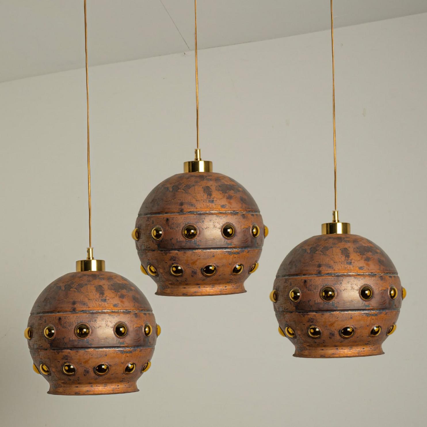 1 of the 3 Brutalist Copper Pendant Lamp in the style of Nanny Still, 1970 (Dänisch) im Angebot