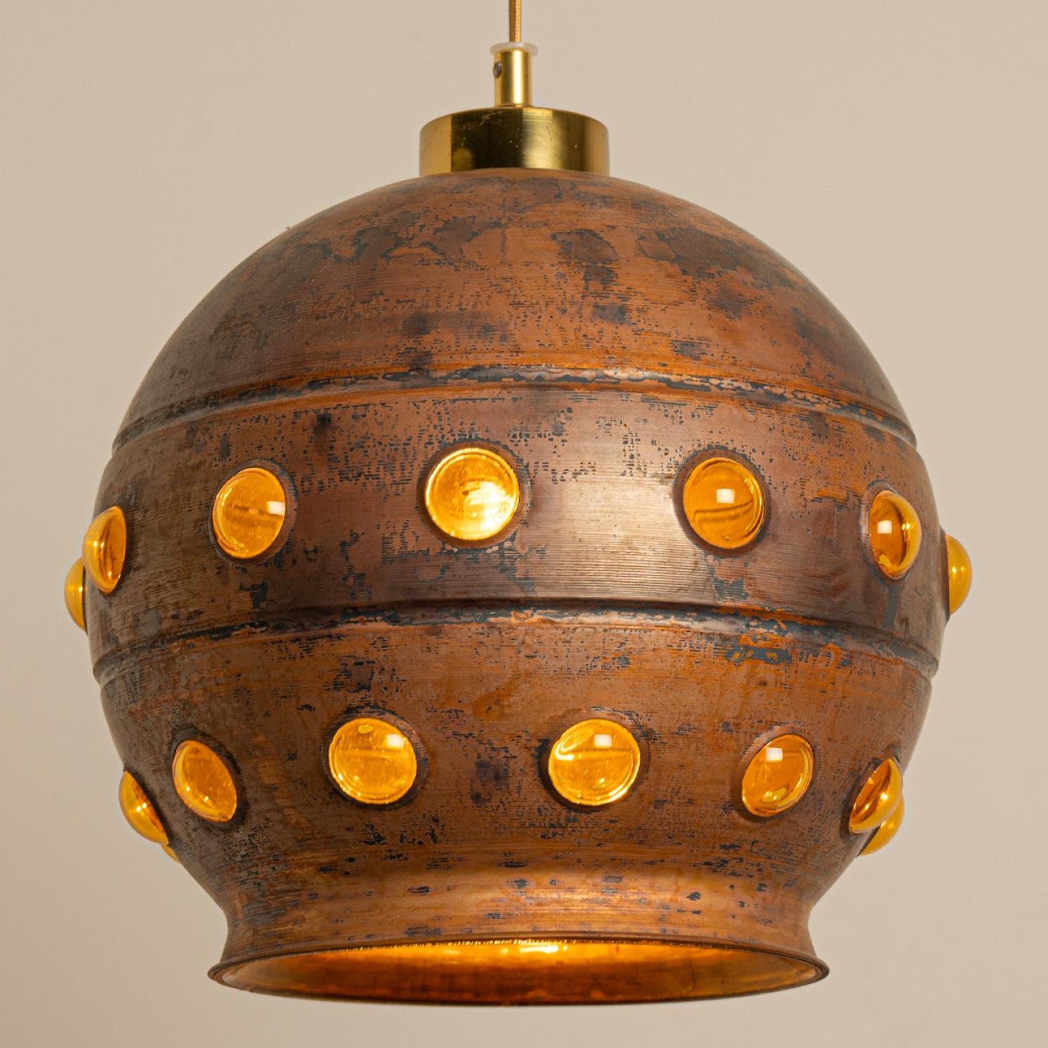 1 of the 3 Brutalist Copper Pendant Lamp in the style of Nanny Still, 1970 (Ende des 20. Jahrhunderts) im Angebot