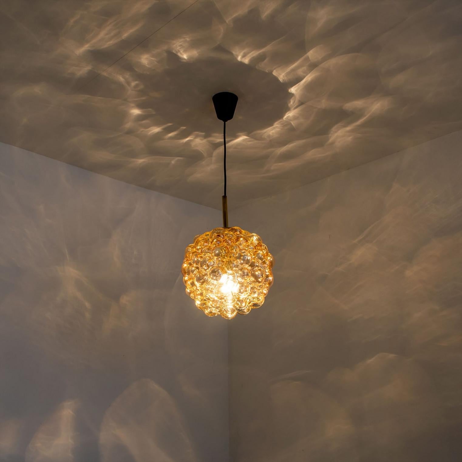 Fine XX secolo 1 dei 3 ciondoli in vetro e ottone di Helena Tynell, Germania 1970 in vendita