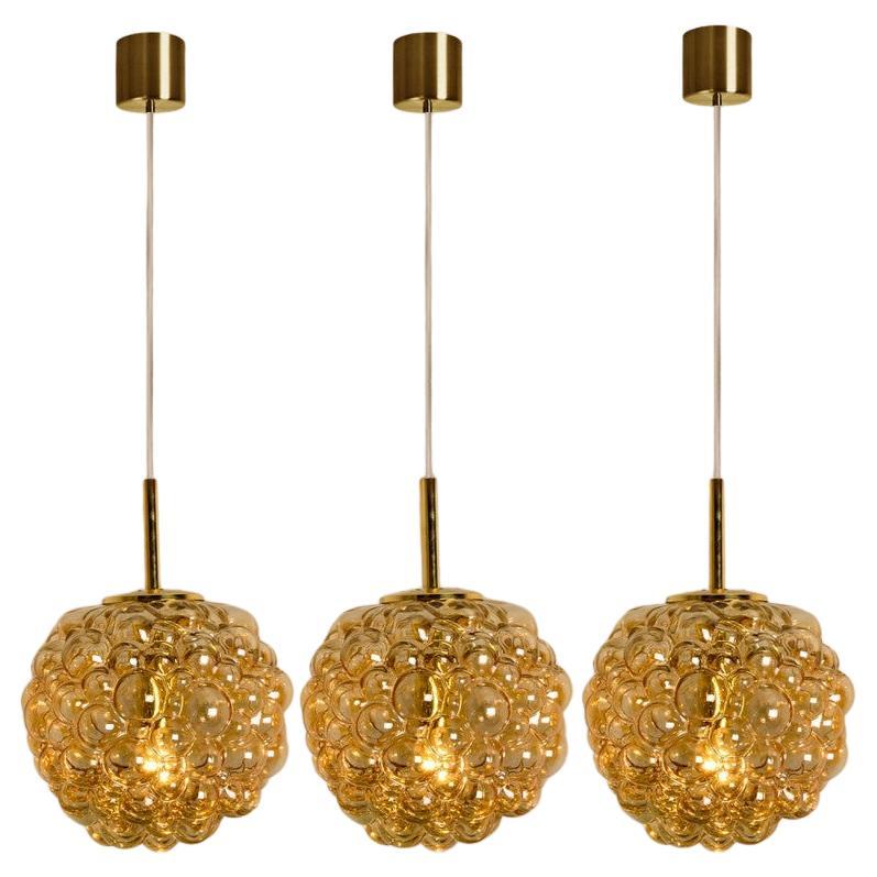 1 des 3 pendentifs en verre bullé et laiton d'Helena Tynell, Allemagne, 1970