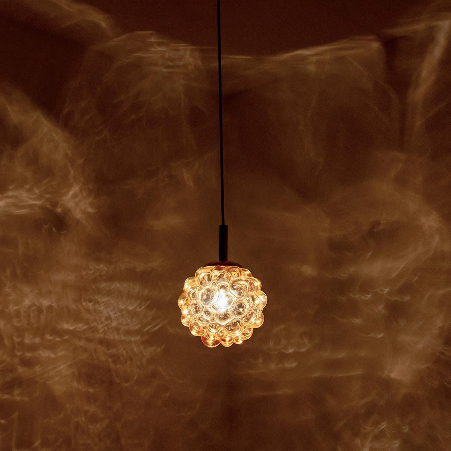 Altro 1 of the 3 Bubbled Glass Pendants by Helena Tynell, Germany 1970 in vendita