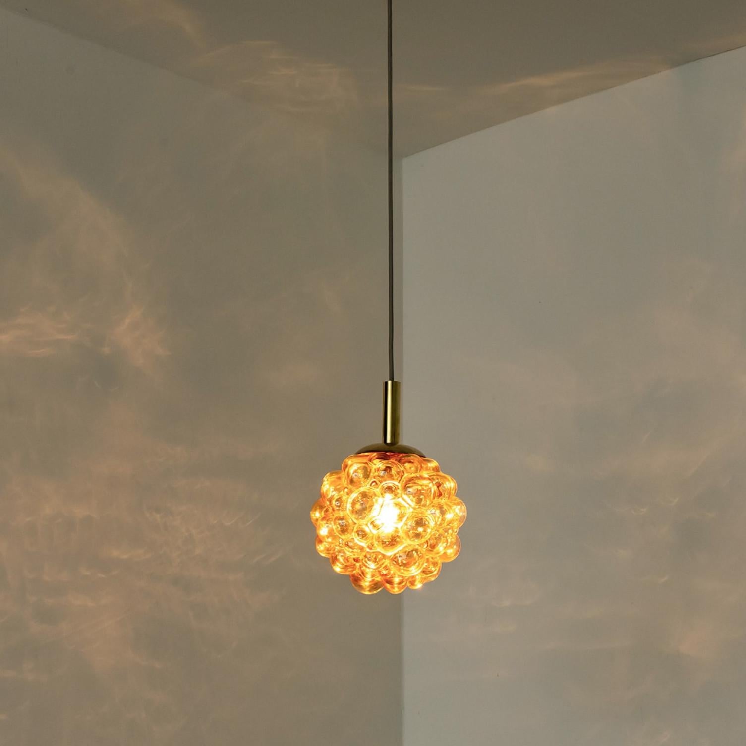 1 of the 3 Bubbled Glass Pendants by Helena Tynell, Germany 1970 In condizioni buone in vendita a Rijssen, NL