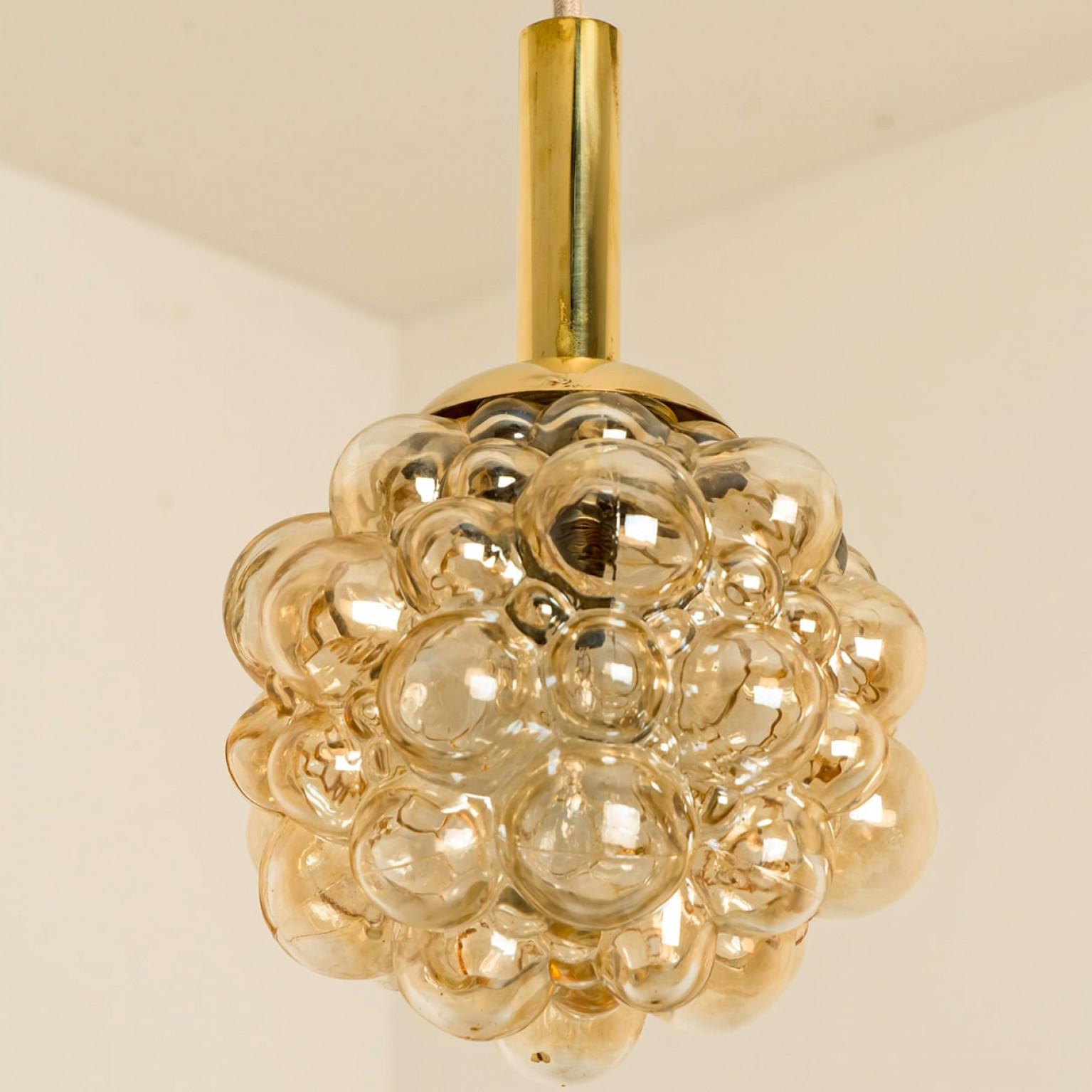 Verre brun 1 des 3 pendentifs en verre bullé d'Helena Tynell, Allemagne 1970 en vente