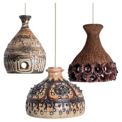 1 dei 3 ciondoli in ceramica marrone-beige, Danimarca anni '60