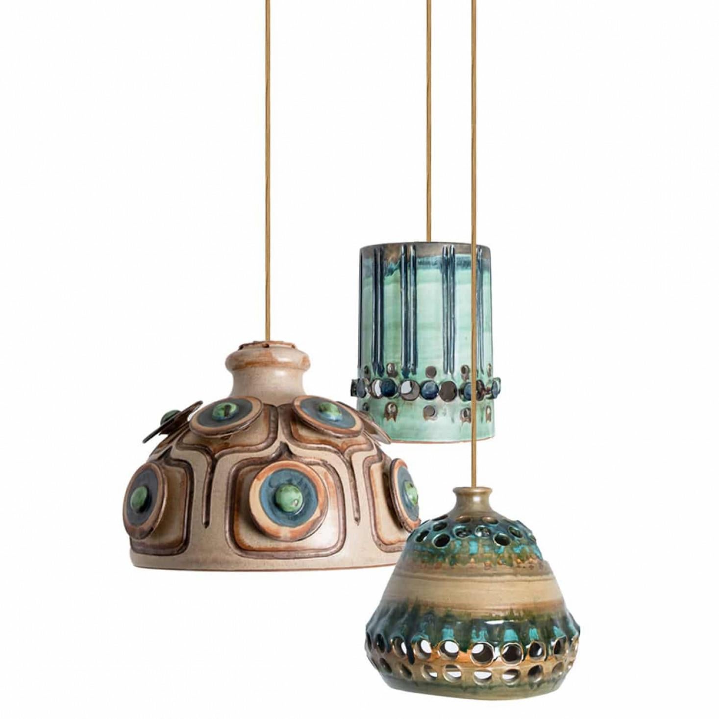 Metà XX secolo 1 dei 3 ciondoli in ceramica marrone blu, Danimarca anni '60 in vendita