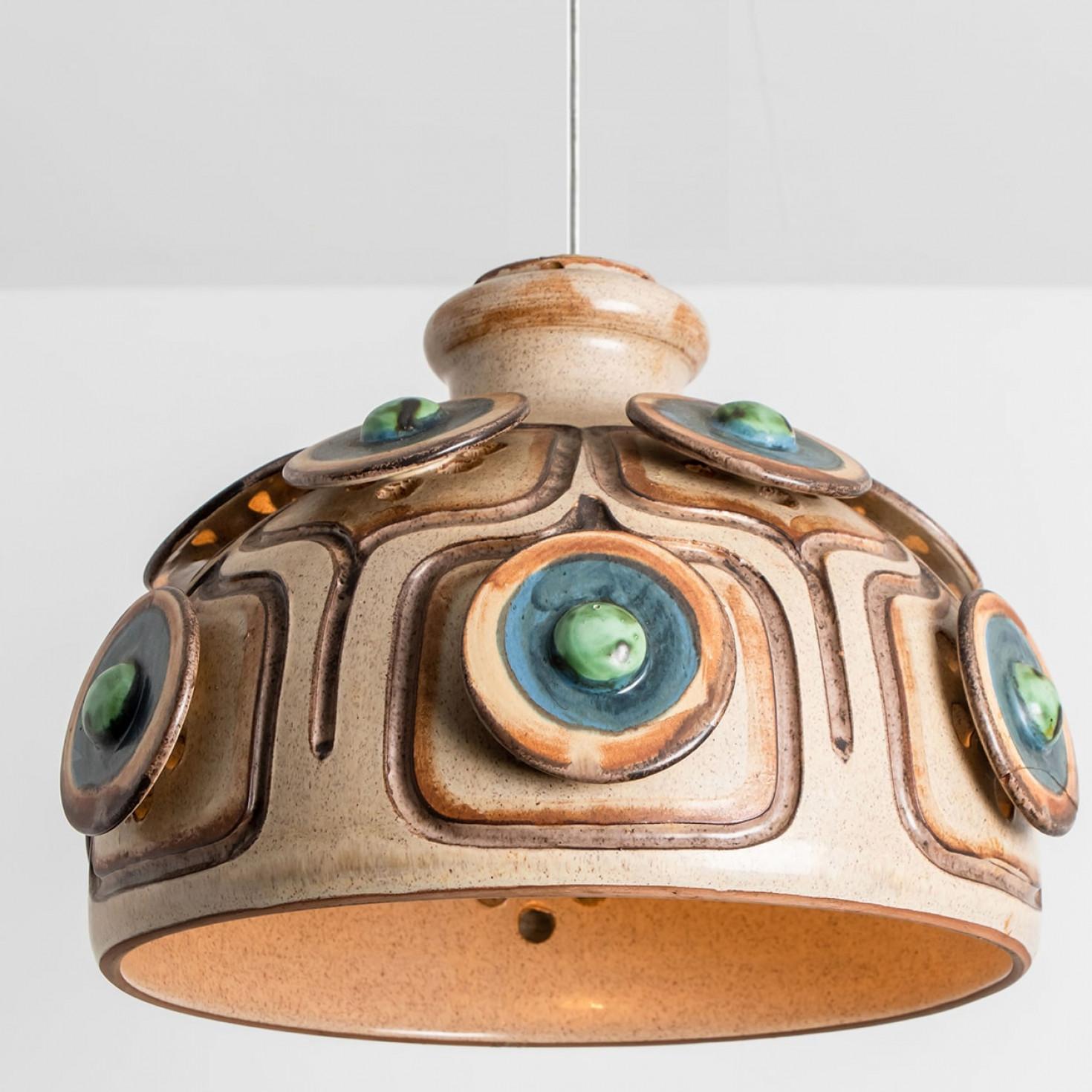 Ceramica 1 dei 3 ciondoli in ceramica marrone blu, Danimarca anni '60 in vendita