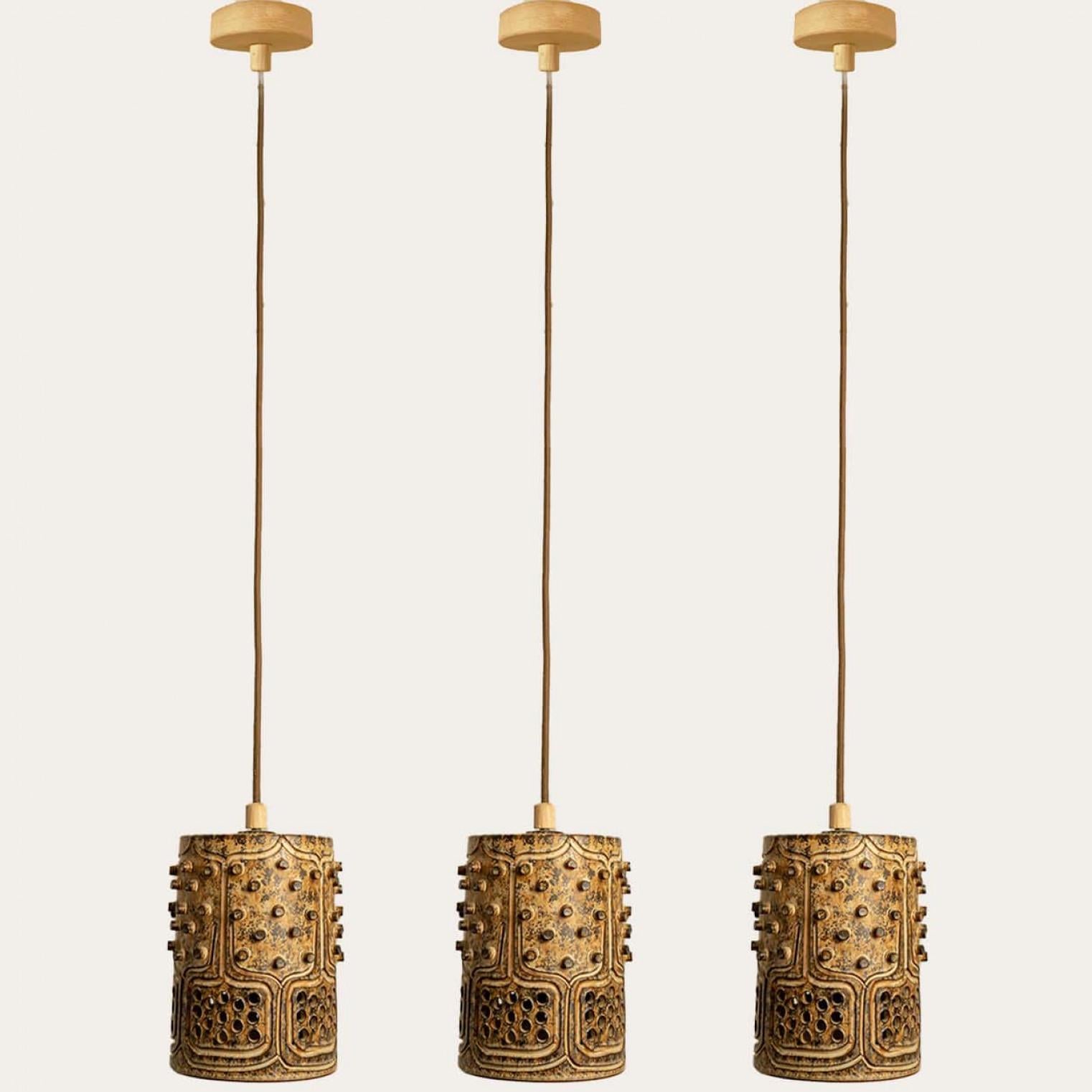 Una delle tre splendide lampade a sospensione rotonde in ceramica con un bellissimo motivo, realizzate da Jette Hellerøe per Axella negli anni '60 in Danimarca.

Axella è stata fondata negli anni '70 in Danimarca da Aksel Larsen, che in seguito ha