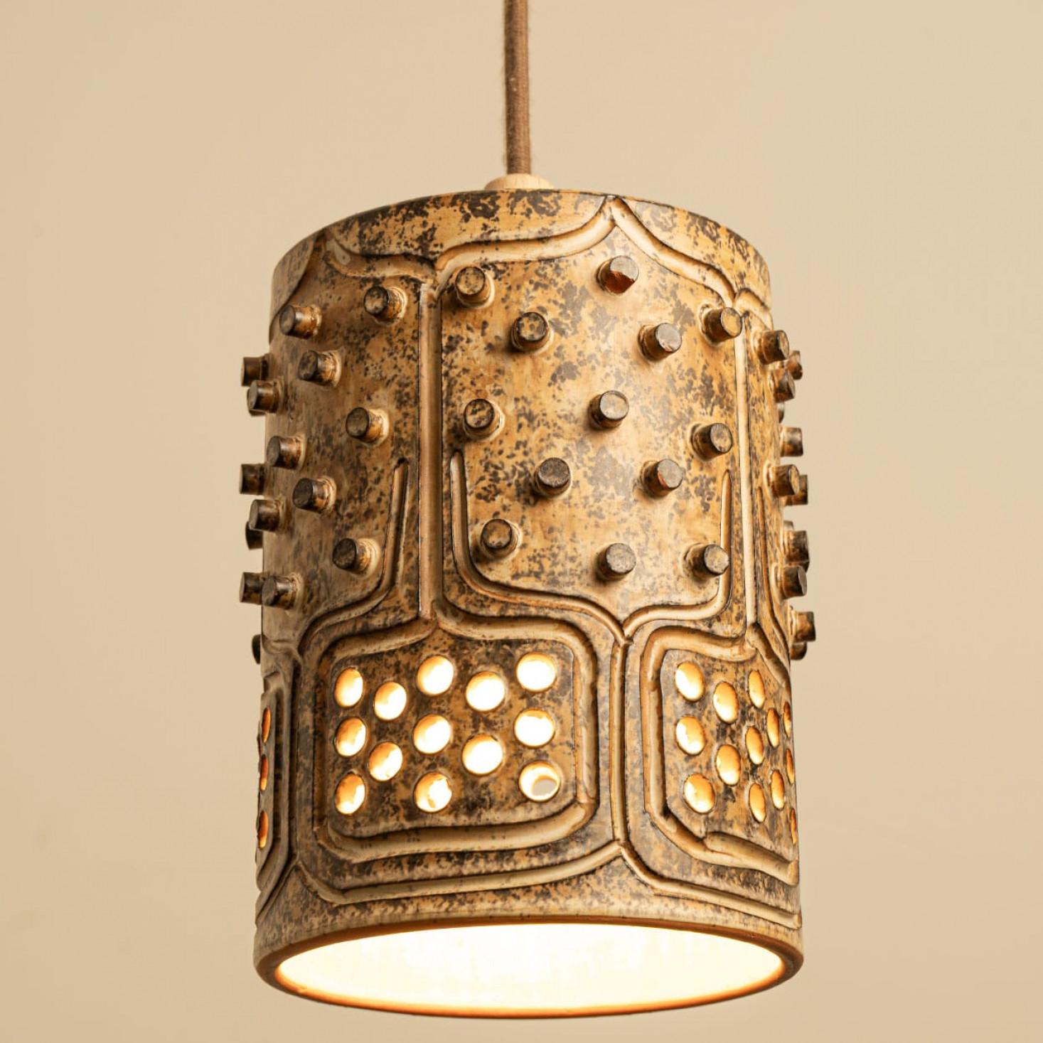 Brutalismo 1 dei 3 pendenti in ceramica marrone, Danimarca 1960 in vendita