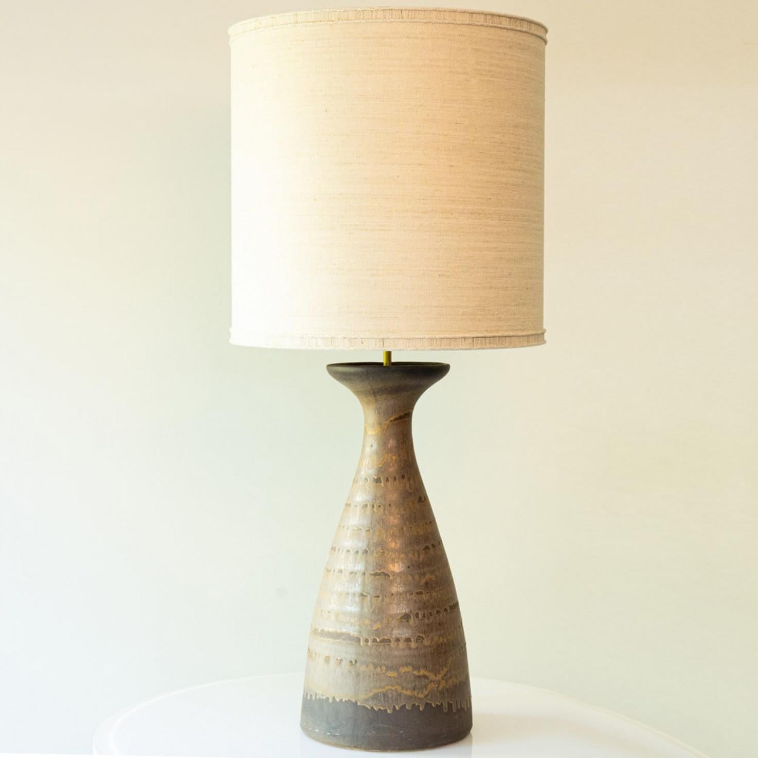 1 der 3 Stehlampen aus Keramik, Lampenschirme aus Seide von R. Houben (Sonstiges) im Angebot