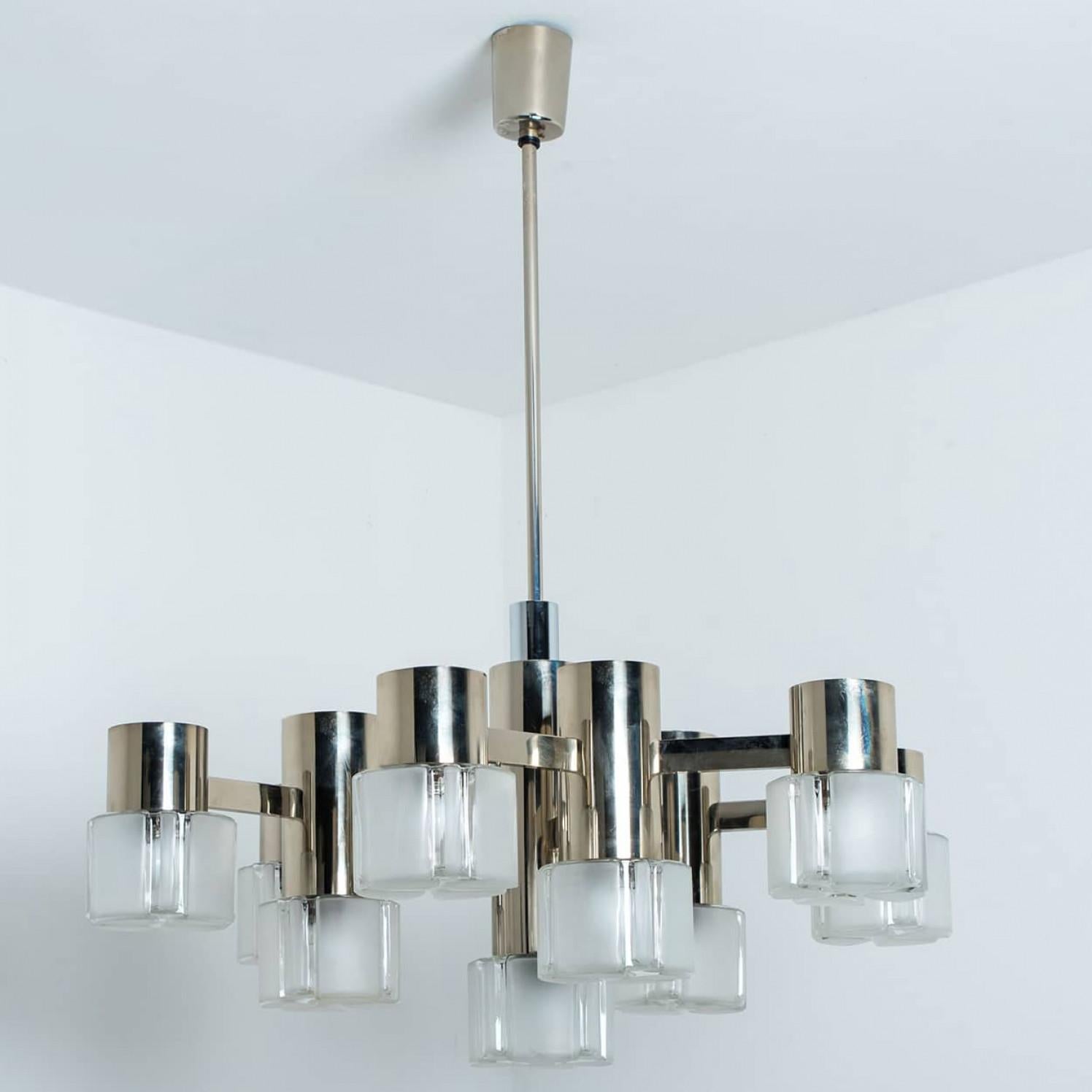 Uno splendido lampadario cromato. Realizzato da Sciolari per Mazzega, Germania 1970.

Questo lampadario è dotato di 9 bracci luminosi con una struttura cromata, che lo rende ideale per accentuare un soggiorno, un tavolo da pranzo rotondo o un