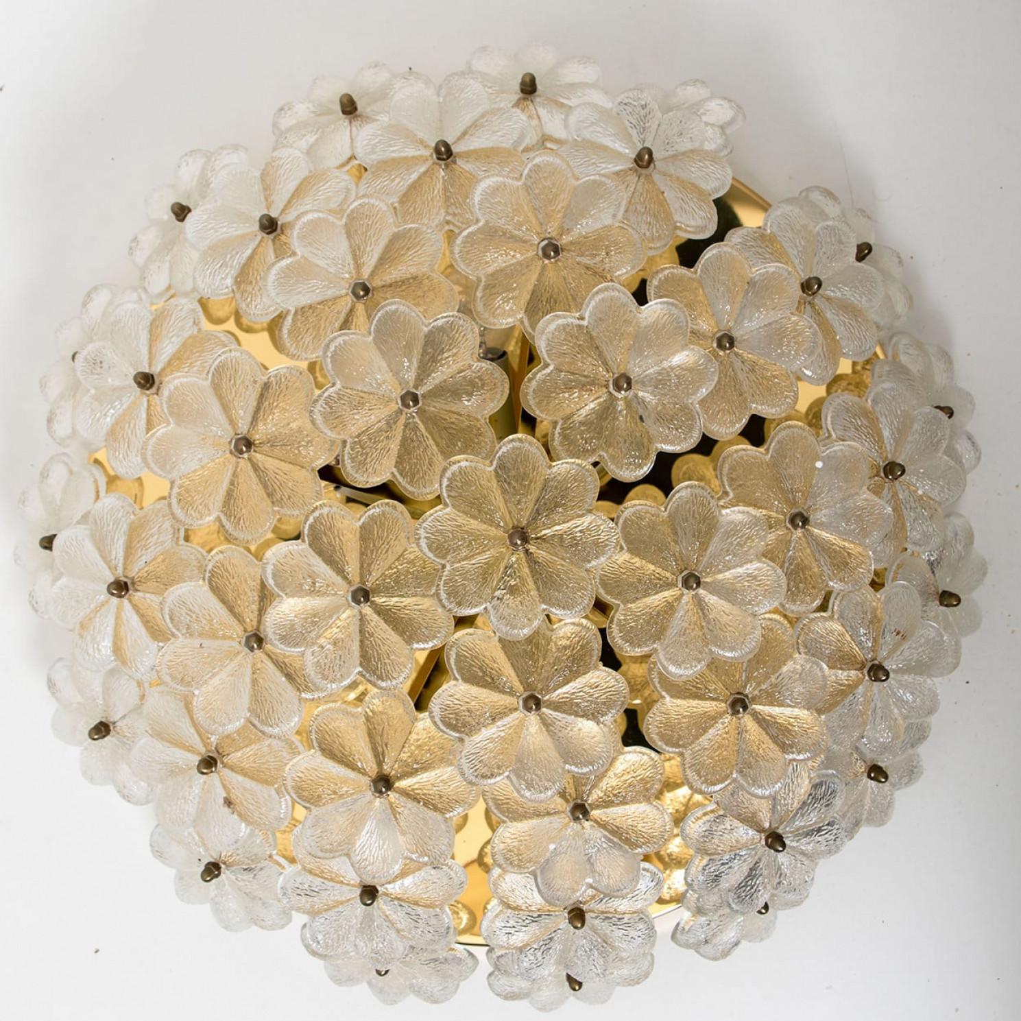 Stunning crystal flower glass over a brass frame, made by Ernst Palme in Germany, 1970s.

Can also be used as wall light.

High quality and in very good condition. Cleaned, well-wired and ready to use.

Dimensions:
Diameter: 17.72