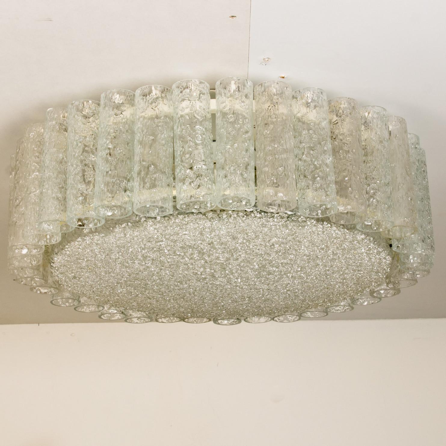 1 der 3 Doria Kronleuchter, organische Glasröhren, die einen zentralen Glasdiffusor umgeben, montiert mit minimalen sichtbaren Beschlägen für einen sauberen und eleganten Look. Die stilvolle Eleganz dieser Leuchte passt zu vielen Umgebungen, von der