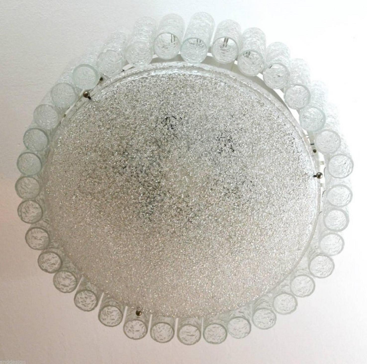 1 der 3 Doria-Kronleuchter mit bündiger Montage, 1960 (Adamstil) im Angebot