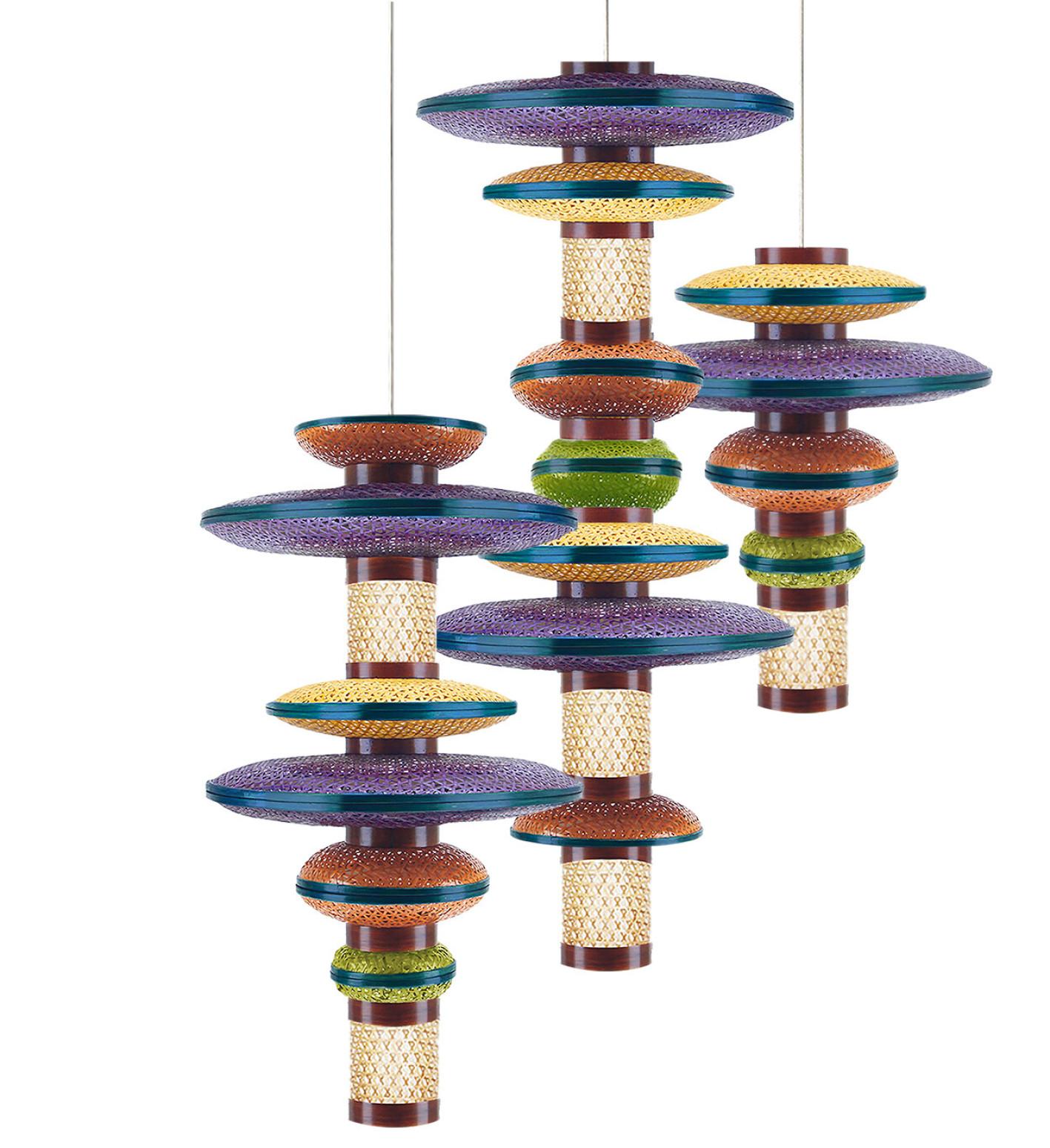 Le lustre en bambou multicolore fait entrer le tressage traditionnel et ancien du bambou dans l'espace intérieur moderne, montrant l'identité visuelle et la fonctionnalité de ce matériau fascinant. Le lustre modulaire en bambou tressé s'inspire de