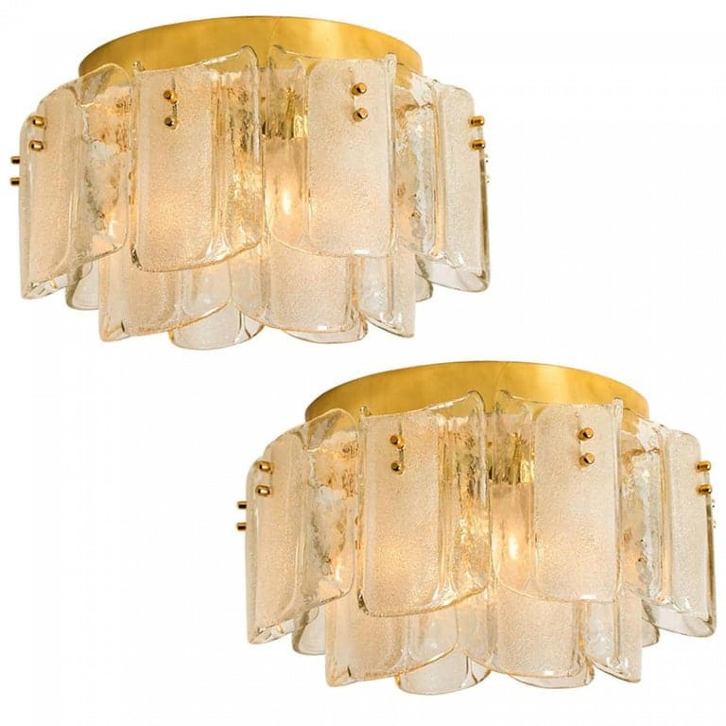 Unica grande ed elegante montatura da incasso in vetro nello stile di J&T. Kalmar, prodotto a metà del secolo, circa 1970 (fine anni '60 o inizio anni '70. meravigliosi apparecchi di illuminazione di fascia alta con dettagli in ottone e 16 spesse
