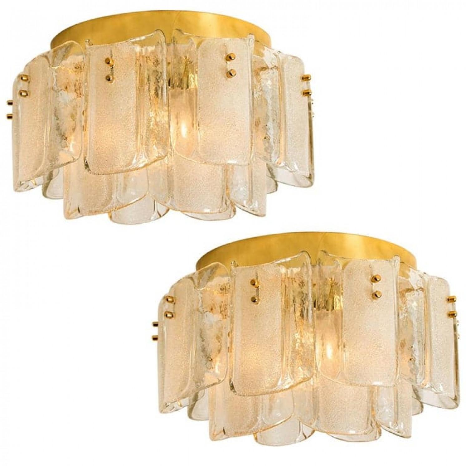 Embellecedor de cristal único, grande y elegante, al estilo de J.T. Kalmar, fabricada a mediados de siglo, hacia 1970 (finales de los 60 o principios de los 70. Maravillosas luminarias de alta gama con detalles de latón y 16 gruesas hojas de vidrio