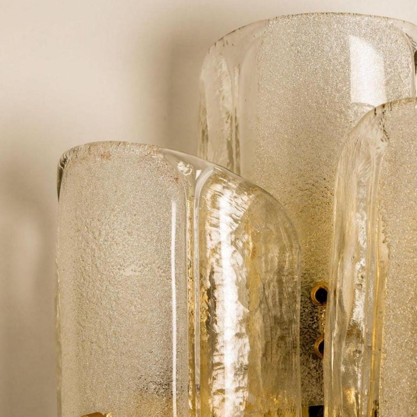 1 de los 3 empotrables de latón extragrandes de cristal macizo al estilo de Kalmar mediados del siglo XX en venta