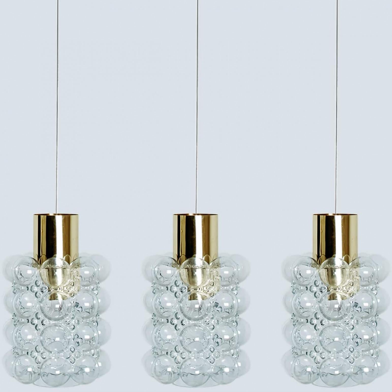 1 der 3 Pedanten aus Glas und Messing von Helena Tynell für Glashütte Limburg, 1960 im Zustand „Gut“ im Angebot in Rijssen, NL