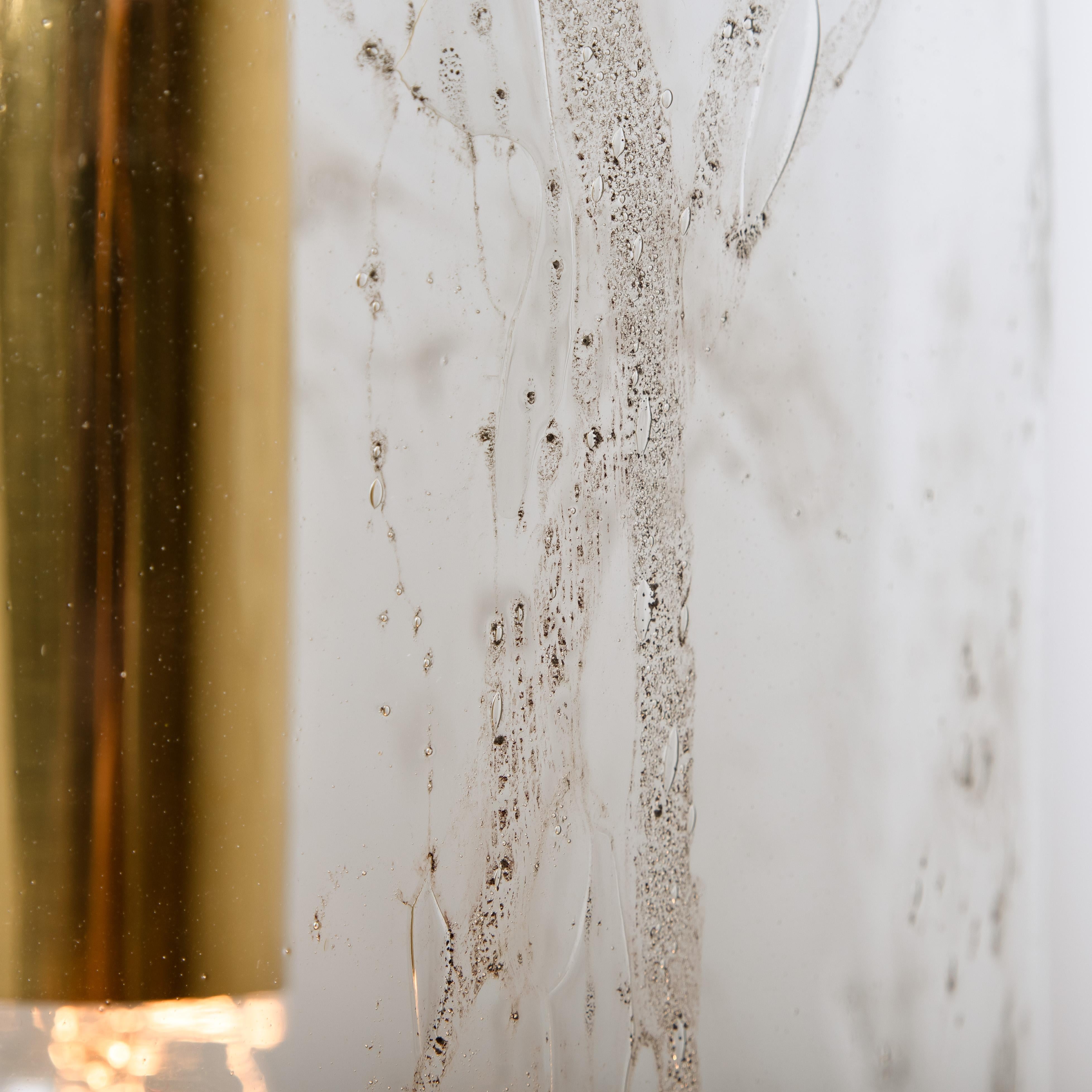 1 des 4 magnifiques lampes suspendues en verre bulle conçues par Doria. Des pièces haut de gamme du milieu du siècle. Un classique du design, le verre texturé soufflé à la main donne une merveilleuse lueur chaude. 

Les dimensions : Hauteur depuis
