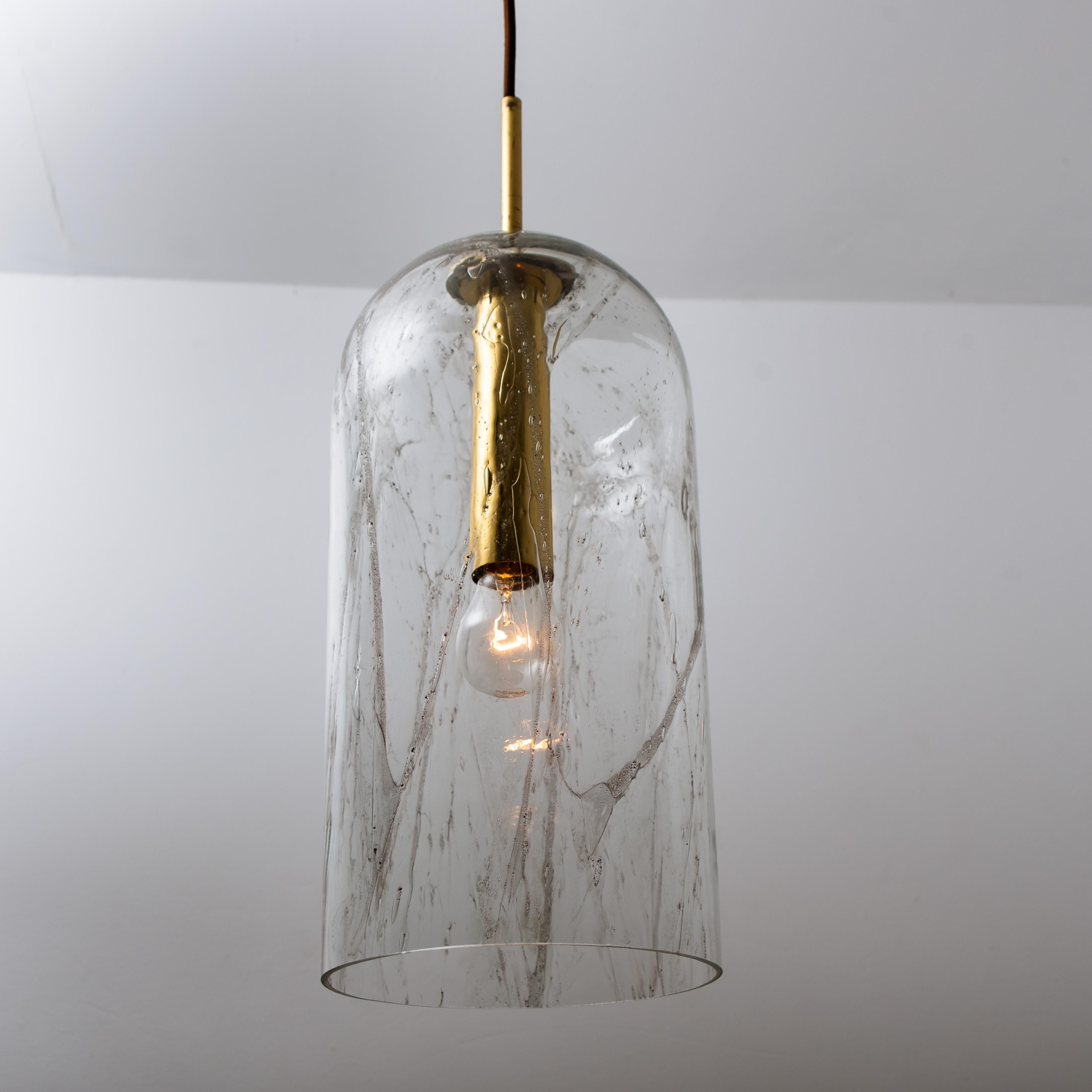 Milieu du XVIIe siècle 1 des 3 lampes à suspension en verre de Doria, 1960 en vente