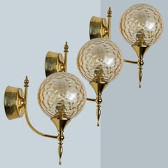 1 delle 3 luci da parete in ottone dorato con sfera in vetro soffiato, nello stile di Brotto, Italia