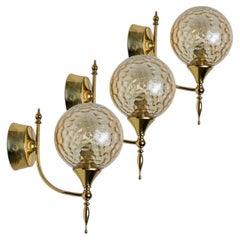 1 delle 3 luci da parete in ottone dorato con sfera in vetro soffiato, nello stile di Brotto, Italia