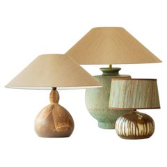 1 delle 3 lampade da tavolo in ceramica verde e marrone, paralumi in seta personalizzati di R. Houben