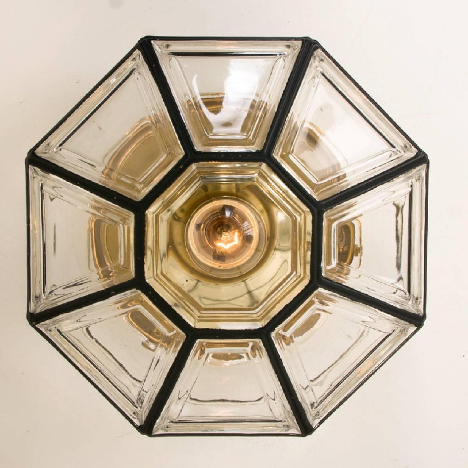 This octagonal glass light flush mounts or wall light is manufactured by Glashütte Limburg in Germany during the 1960s. Beautiful craftsmanship. The lamp, made from elaborate clear glass, features one E27 socket and brass suspension.

Very good
