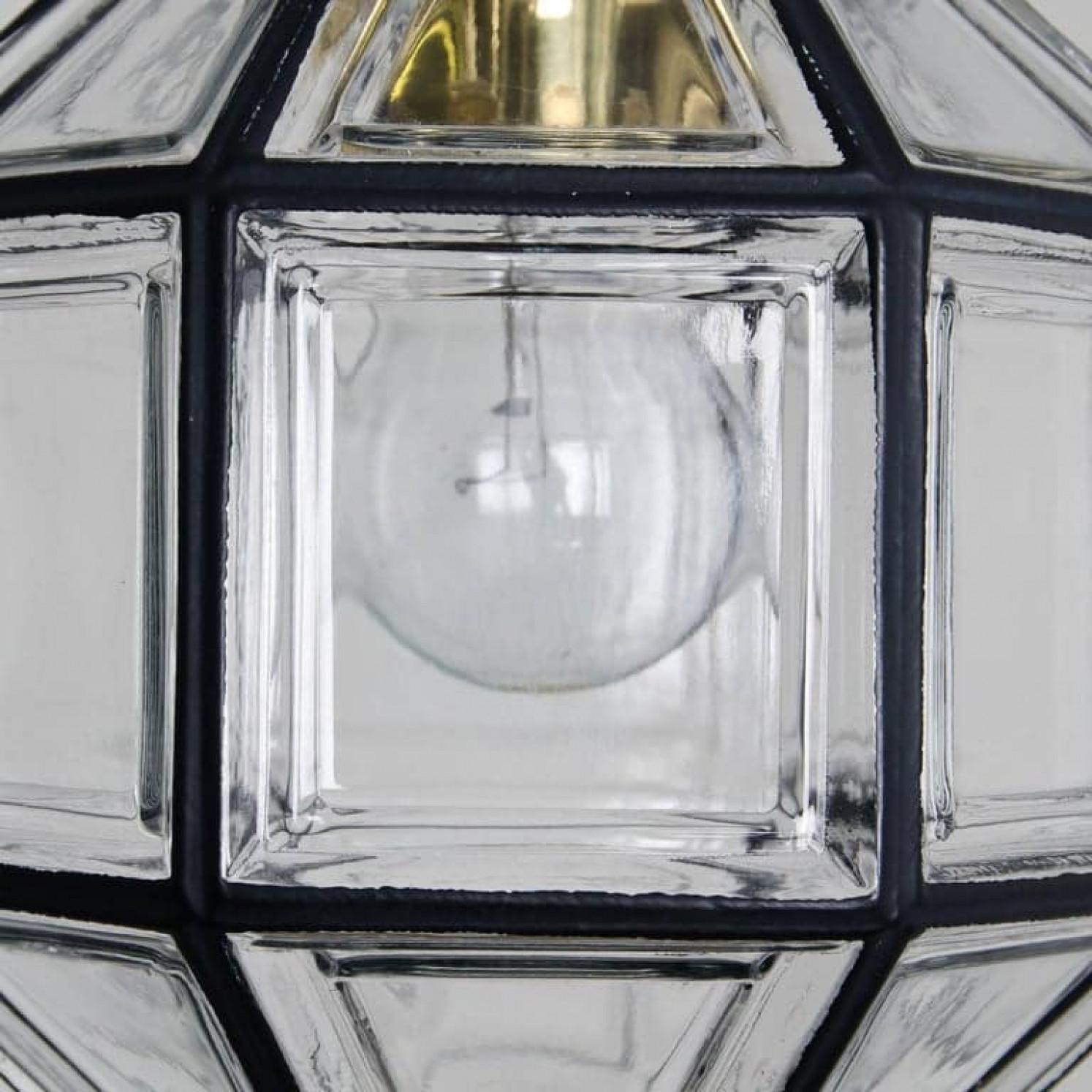 Esta lámpara colgante de cristal octogonal fue fabricada por Glashütte Limburg en Alemania durante la década de 1960. Hermosa artesanía.

La lámpara, de elaborado cristal transparente, tiene un casquillo E27 y suspensión de latón.

Gran calidad y en