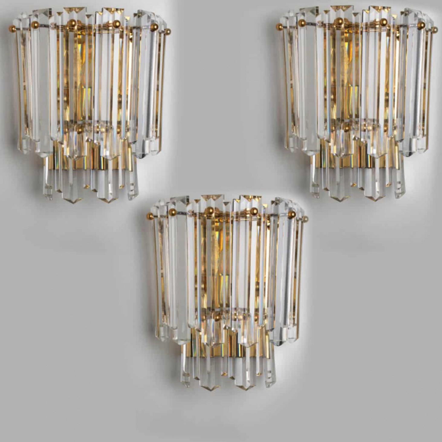 1 de los 3 J.T. Apliques de cristal facetado y latón dorado Kalmar, Italia, años 70 Otro en venta