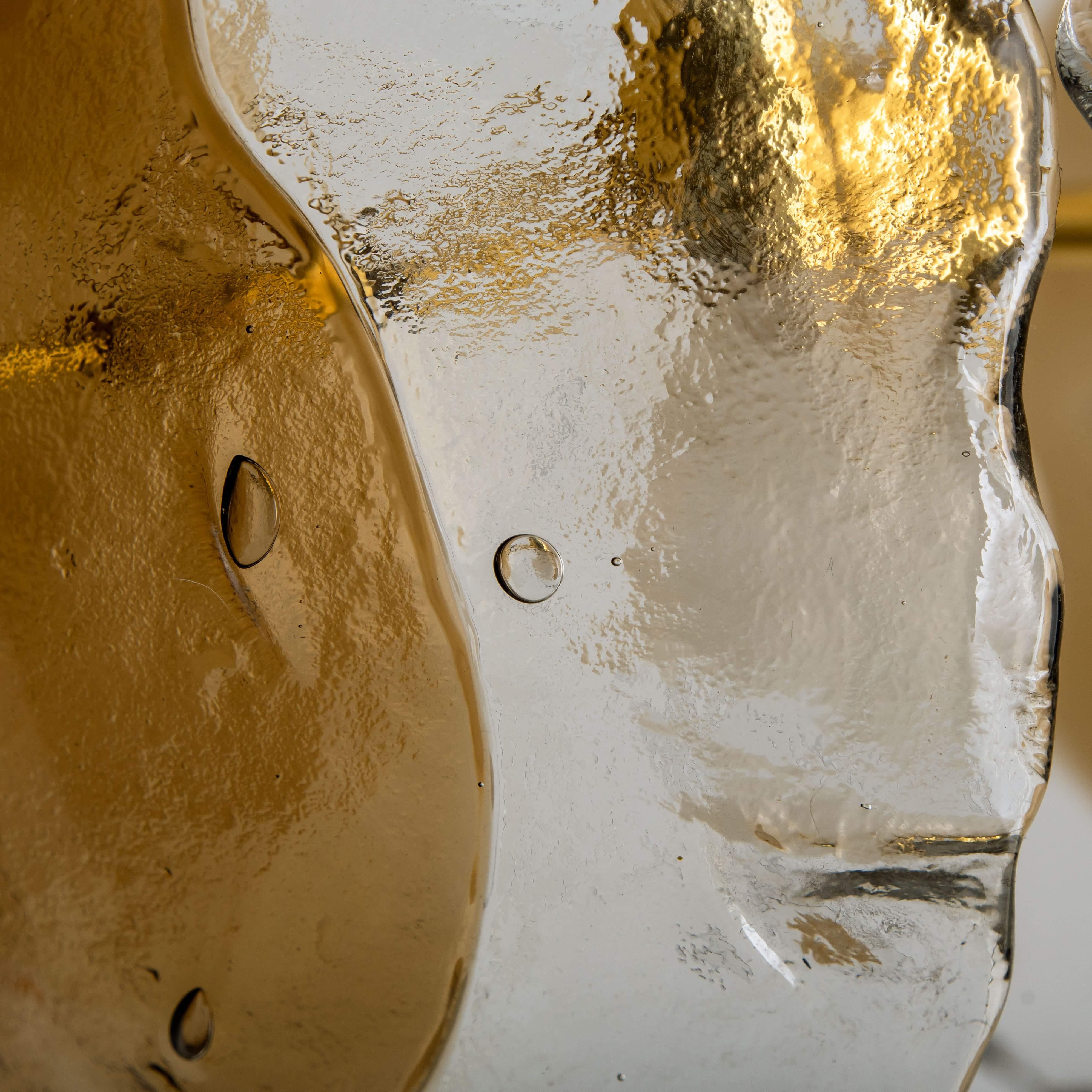 Eine sehr schöne Pendelleuchte von Kalmar Franken KG aus der Mitte des Jahrhunderts, ca. 1970. Drei rauch- oder rauchfarbene Muranogläser sind auf einer Messinghalterung montiert. Die Kristallblätter brechen das Licht auf schöne Weise. Es füllt den