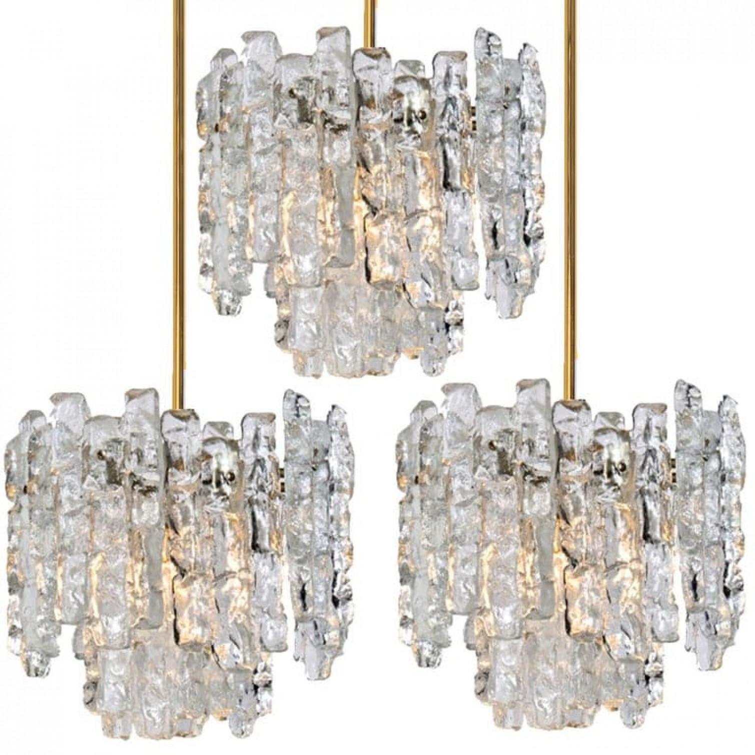 1 de las 3 hermosas y elegantes lámparas de araña modernas, fabricadas por Kalmar Austria en la década de 1970. Diseño encantador, cada lámpara de araña tiene 6 casquillos y dos capas de láminas de cristal de hielo macizo texturizado de gran estilo