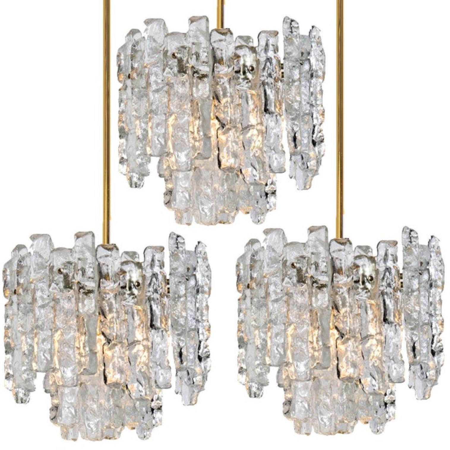 Mid-Century moderno 1 dei 3 pendenti moderni Kalmar in vetro ghiaccio, 1970 in vendita