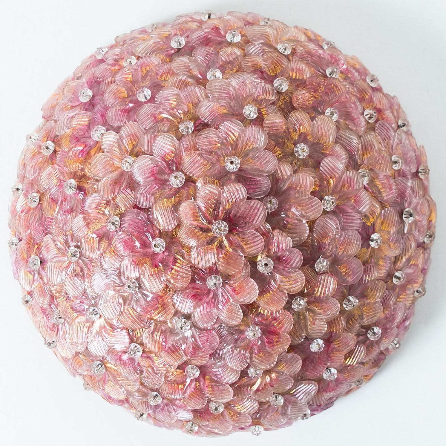 Esta elegante lámpara de techo o empotrable está hecha con docenas de pequeñas rosas de precioso cristal de Murano con inclusiones doradas fijadas a un marco de malla metálica pintada de blanco. Ilumina maravillosamente.

En buen estado. Limpio y