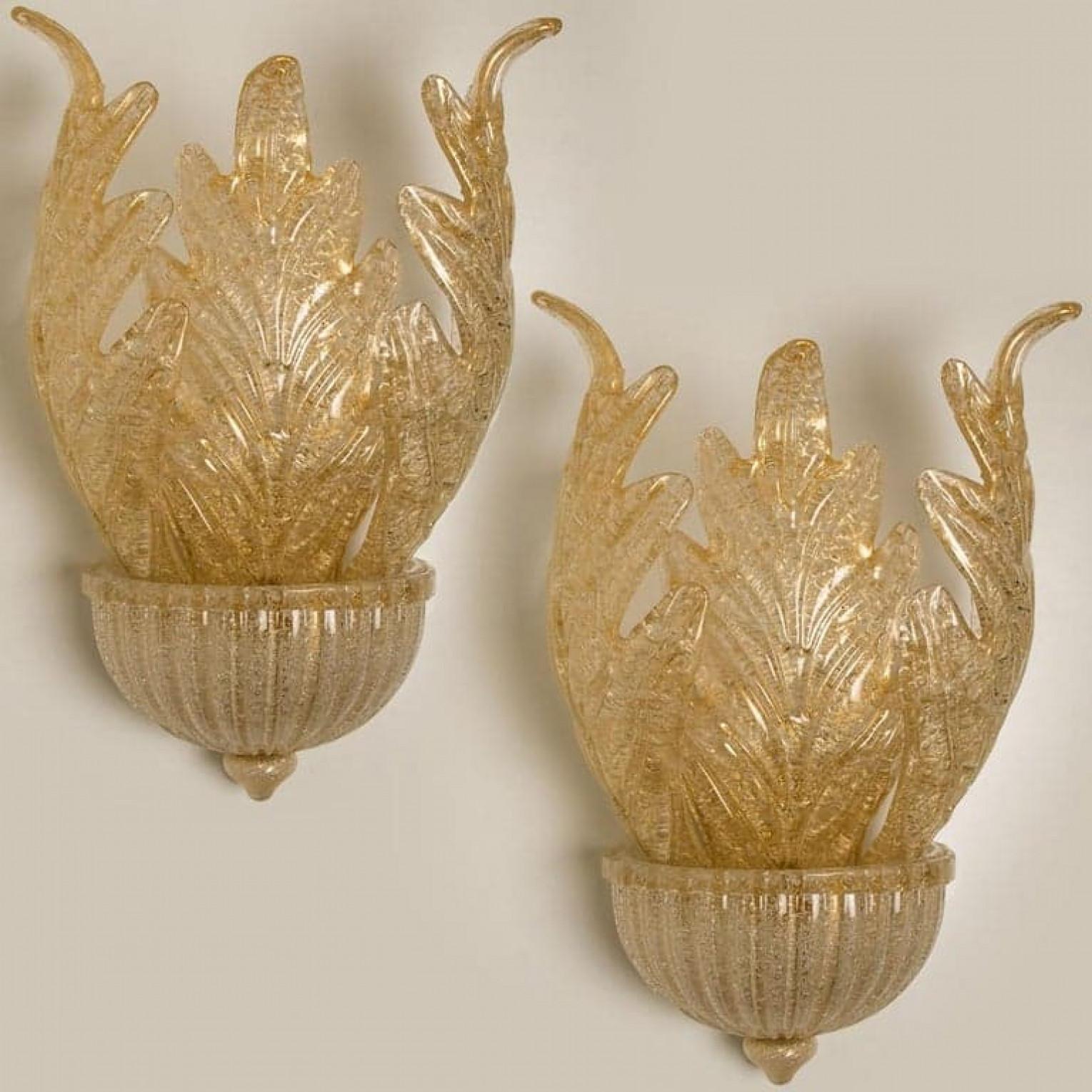 1 des 3 élégantes et exquises appliques murales en verre soufflé à la main de Barovier&Toso d'une hauteur de 19,7 pouces. Chaque luminaire se compose de trois feuilles en verre soufflé et écaillé doré de Murano, entourées d'une coupelle soufflée.