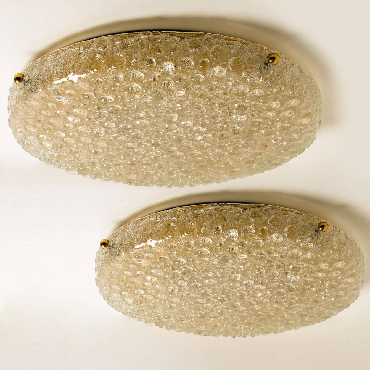 XL Encastré moderne de haute qualité en verre de glace épais et texturé, circa 1965. Chaque encastrement est doté d'un énorme disque rond en verre fabriqué à la main. Peut également servir d'applique murale impressionnante. Le plat est fabriqué à la