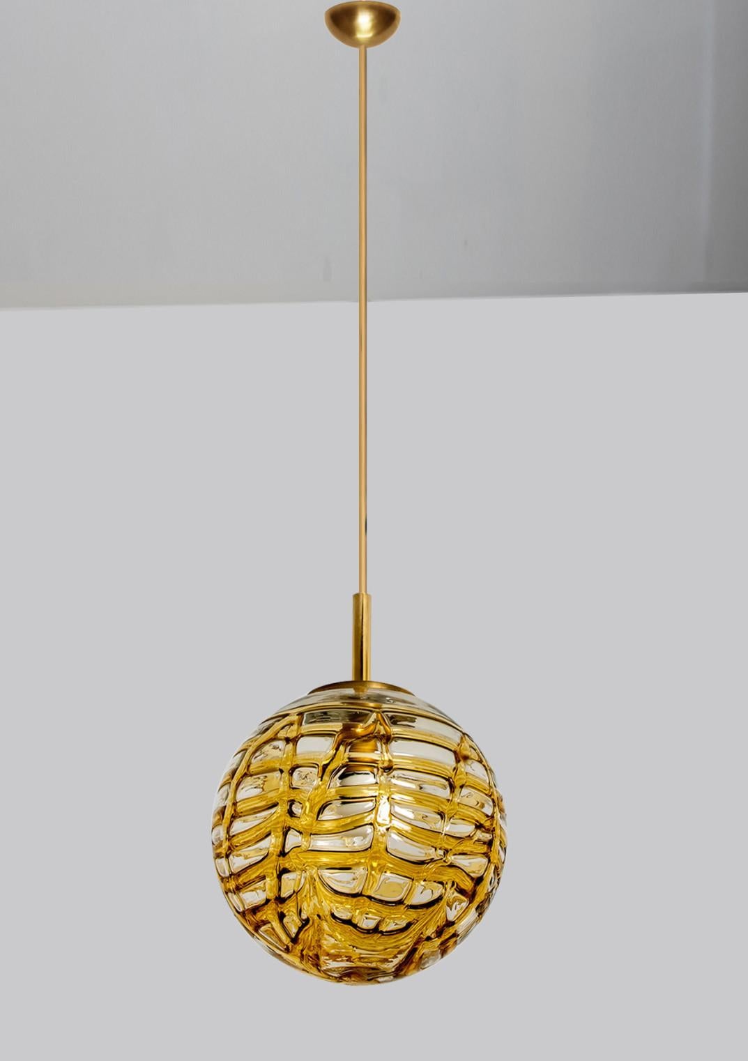 Milieu du XXe siècle 1 des 3 lampes à suspension en verre de Murano jaune taupe et orange, années 1960 en vente