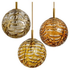 1 delle 3 luci a sospensione in vetro giallo e arancione di Murano, anni 
60