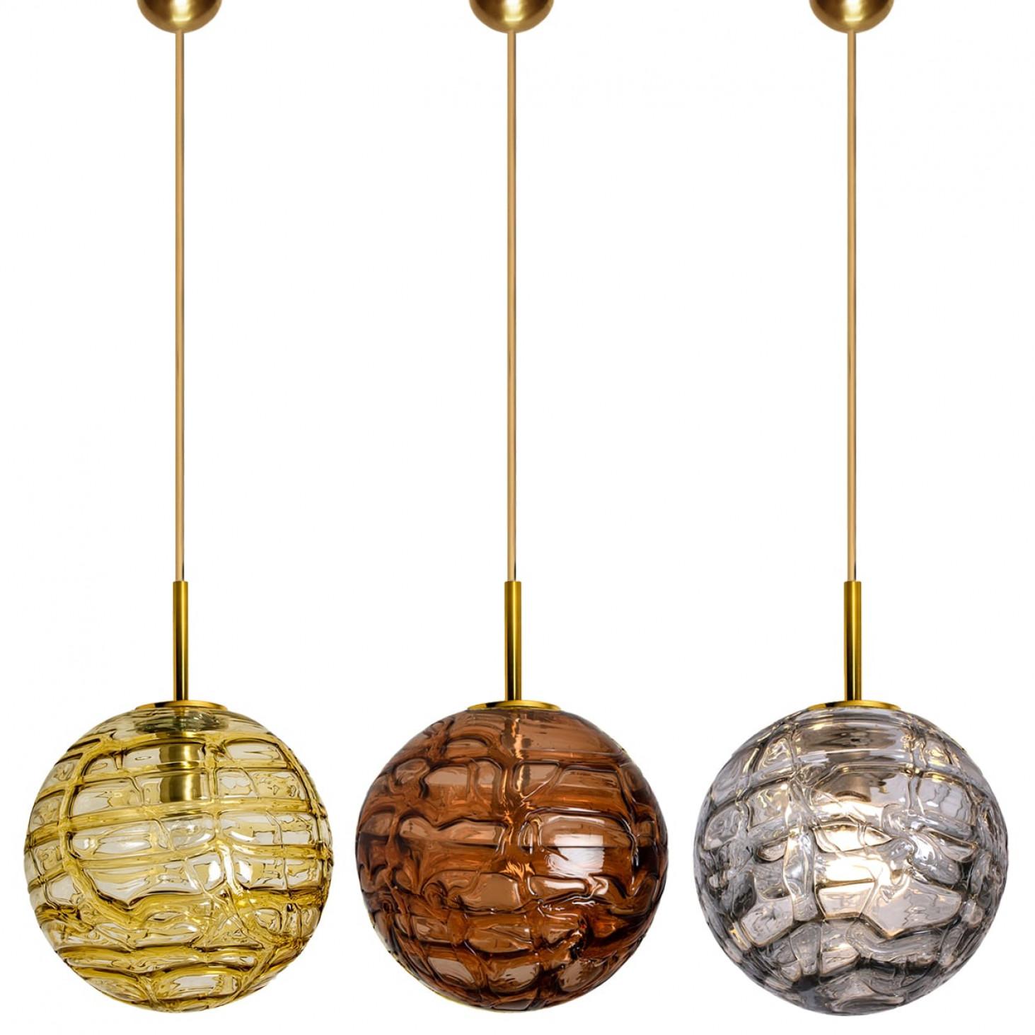 1 dei 3 globi Doria Leuchten (in collaborazione con Murano) nello stile di Venini, prodotto nel 1960 circa. Un vero e proprio pezzo forte.

Paralumi in cristallo di Murano di alto spessore realizzati con vetri sovrapposti nel colore miele